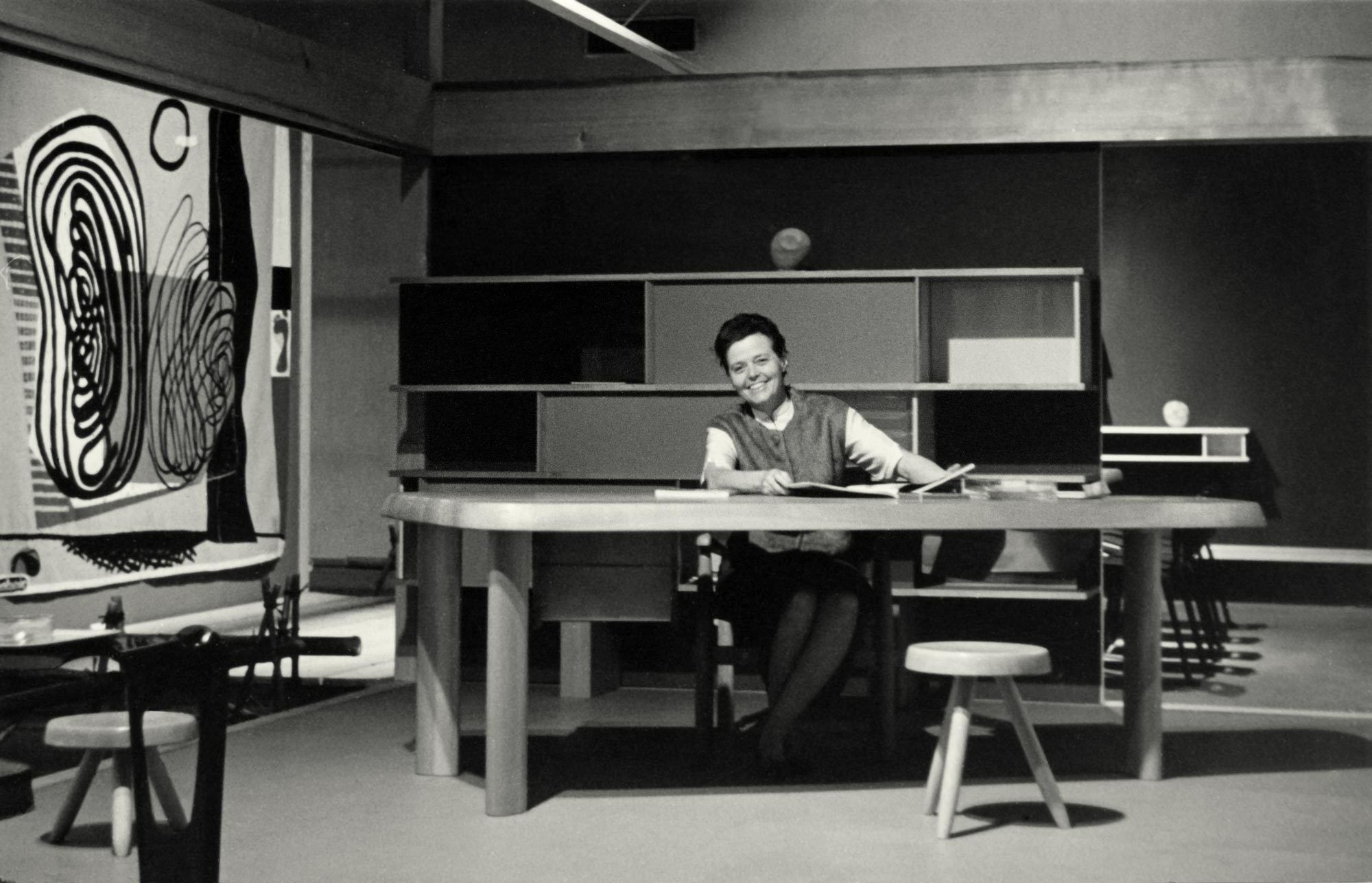Charlotte Perriand in der Ausstellung Proposition d’une synthèse des arts, Tokio, 1955