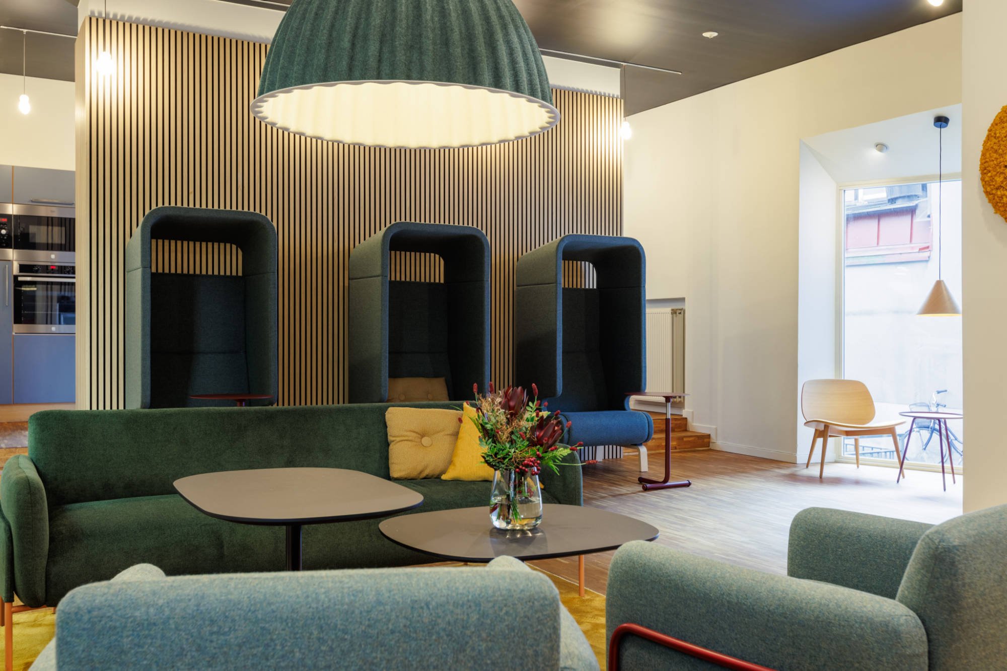 Wohnlich gestaltete Lounge mit Sofa Bolero und Tisch Matsumoto
