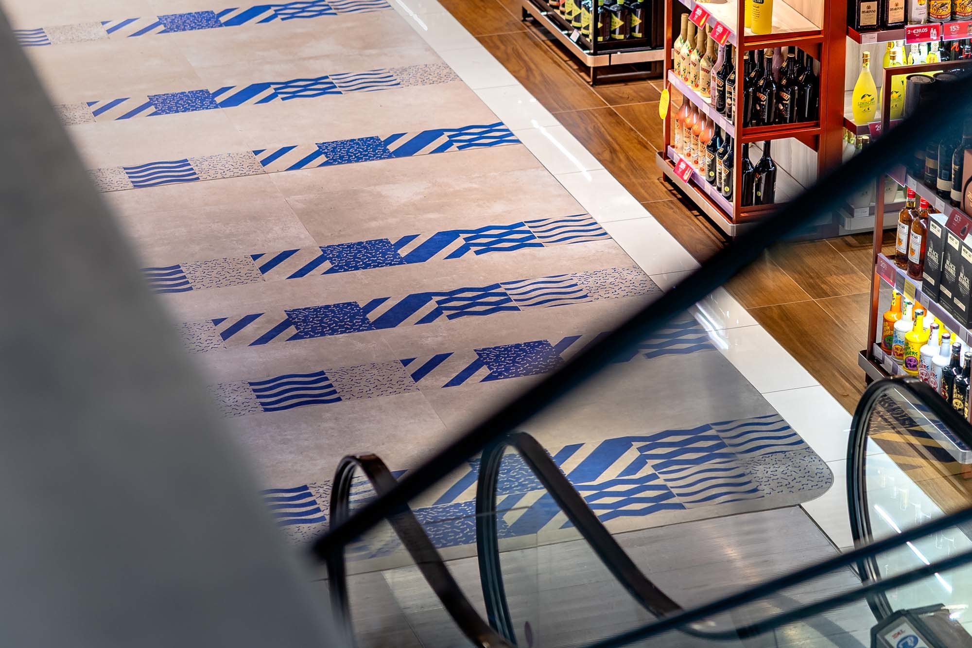 Duty-free-Shop in Porto von The Design Solution mit Boden von Iris Ceramica Group