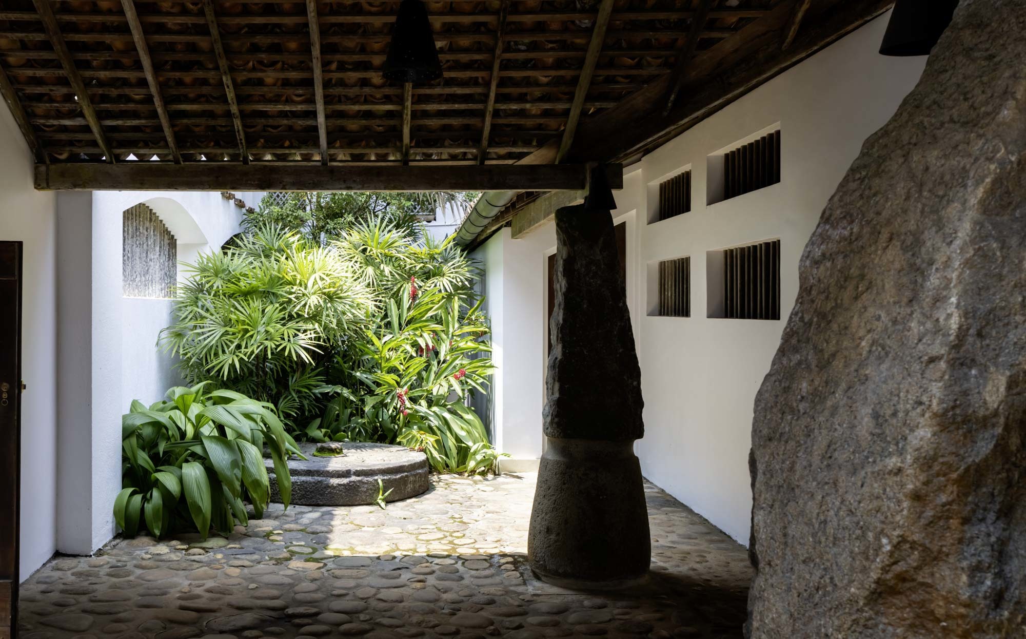 Eingangsportal mit umgedrehten Mahlsteinen, Haus für Osmund und Ena de Silva, Colombo, Sri Lanka. Foto: Iwan Baan, 2026