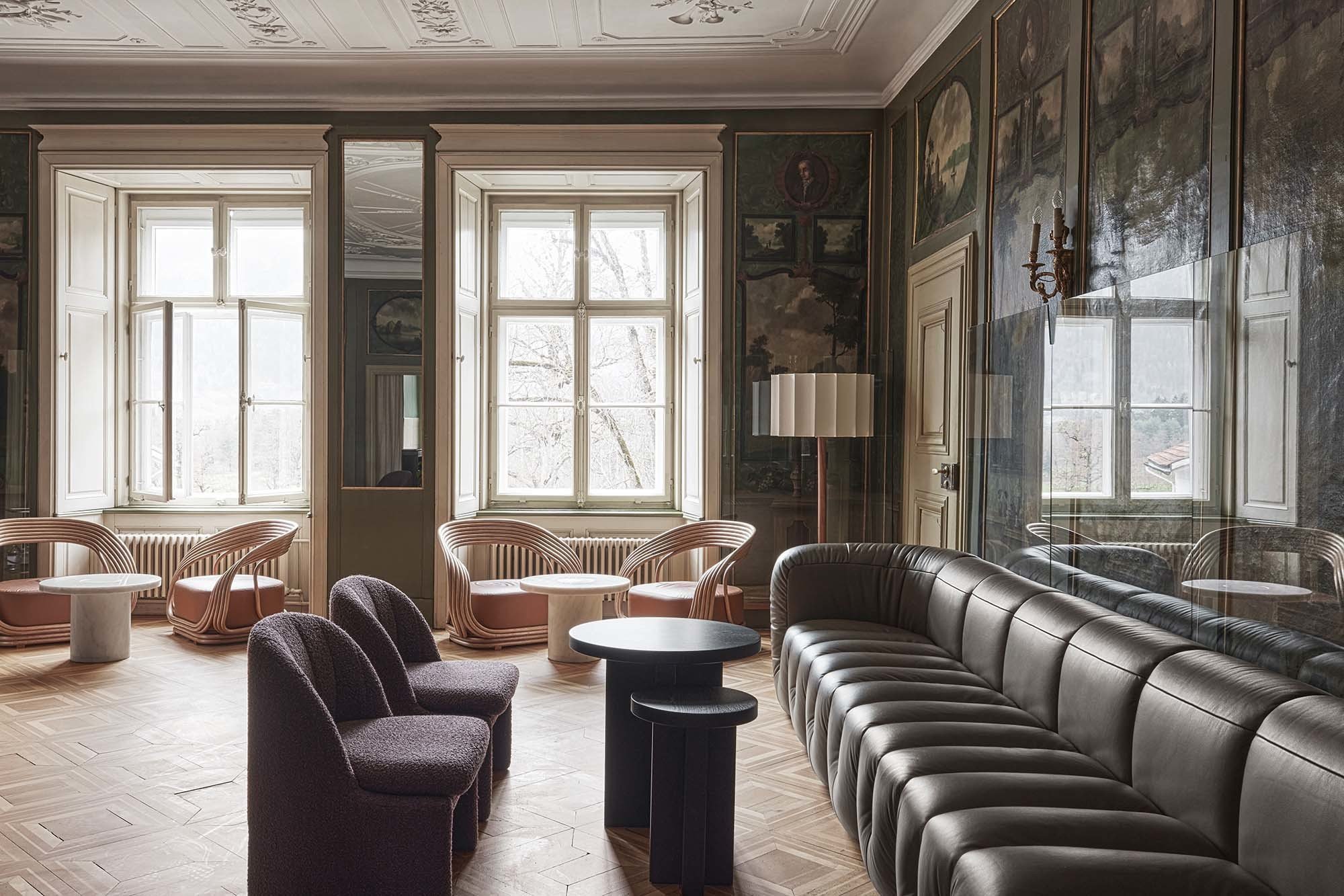 Historische Wandmalereien und Stuckdecken treffen auf eine zeitgenössische Neugestaltung durch Space Copenhagen.