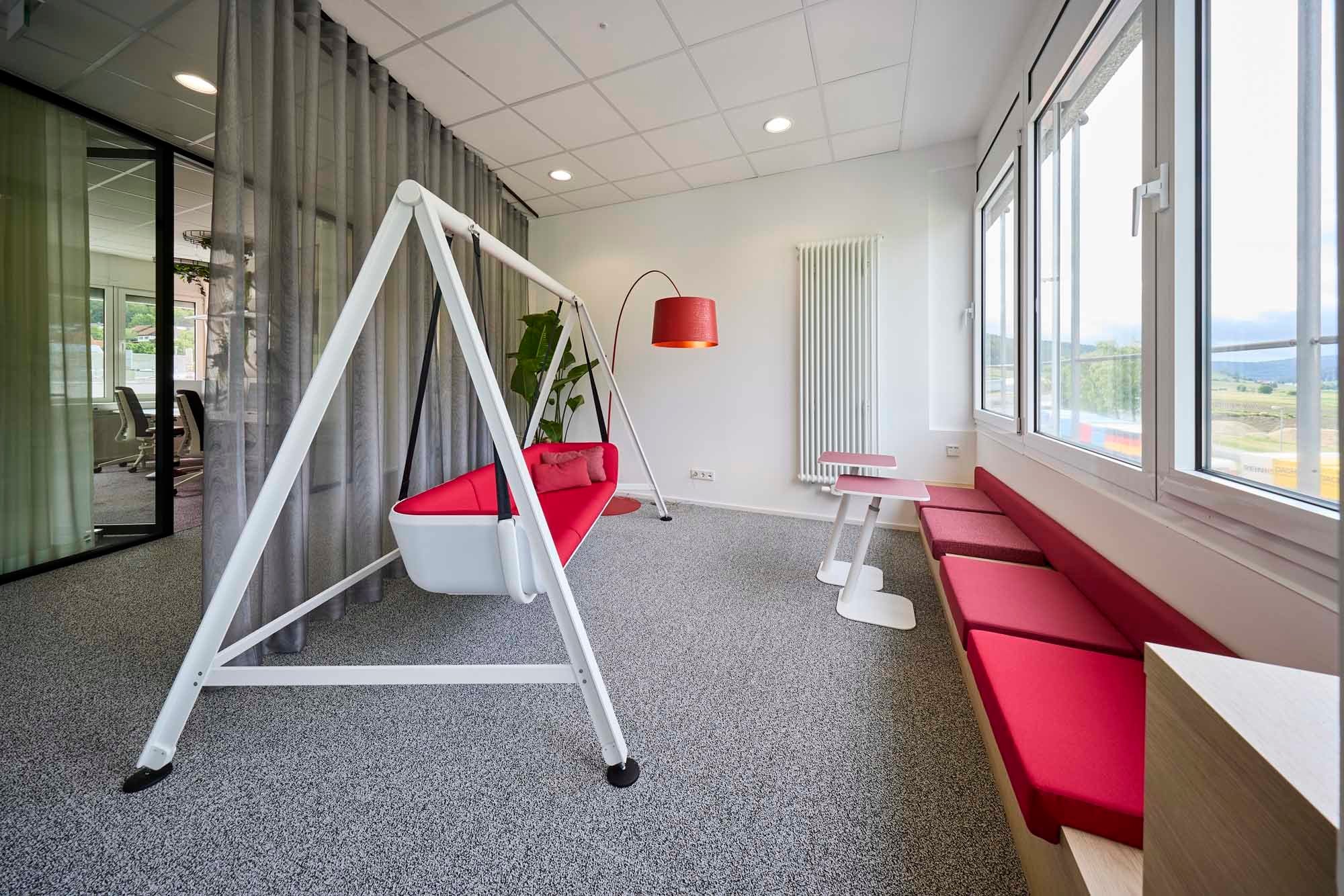 Sofa mit Schaukelgestell zum Entspannen