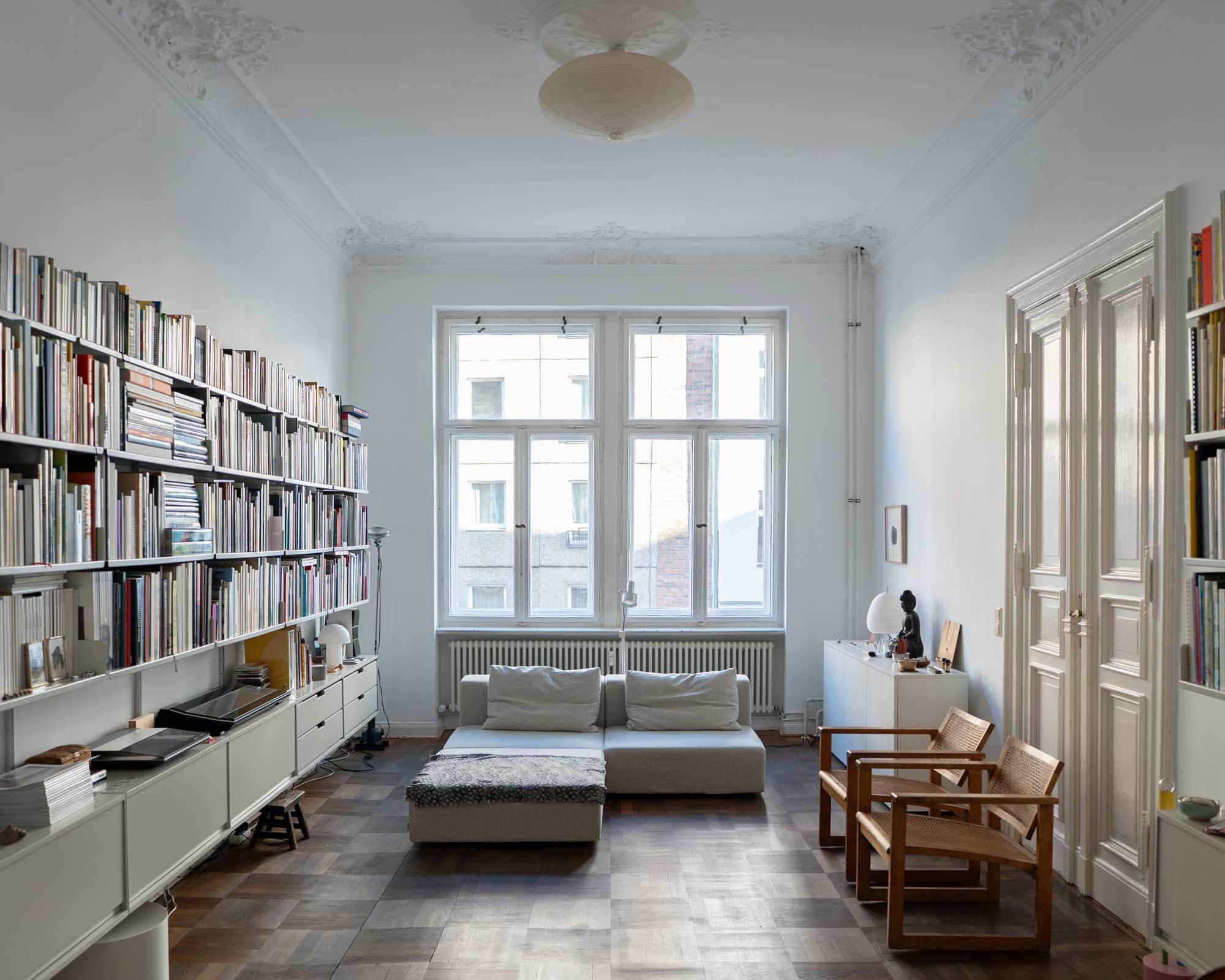 STUDIO-WOHNUNG IN BERLIN-MITTEWohnzimmer mit Blick zur Tucholskystraße