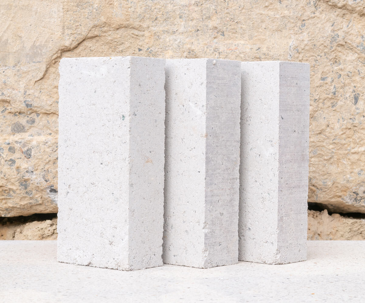 Die 82.000 weißen Ziegelsteine wurden aus gemahlenem Beton, Glas und Sanitärkeramik hergestellt.