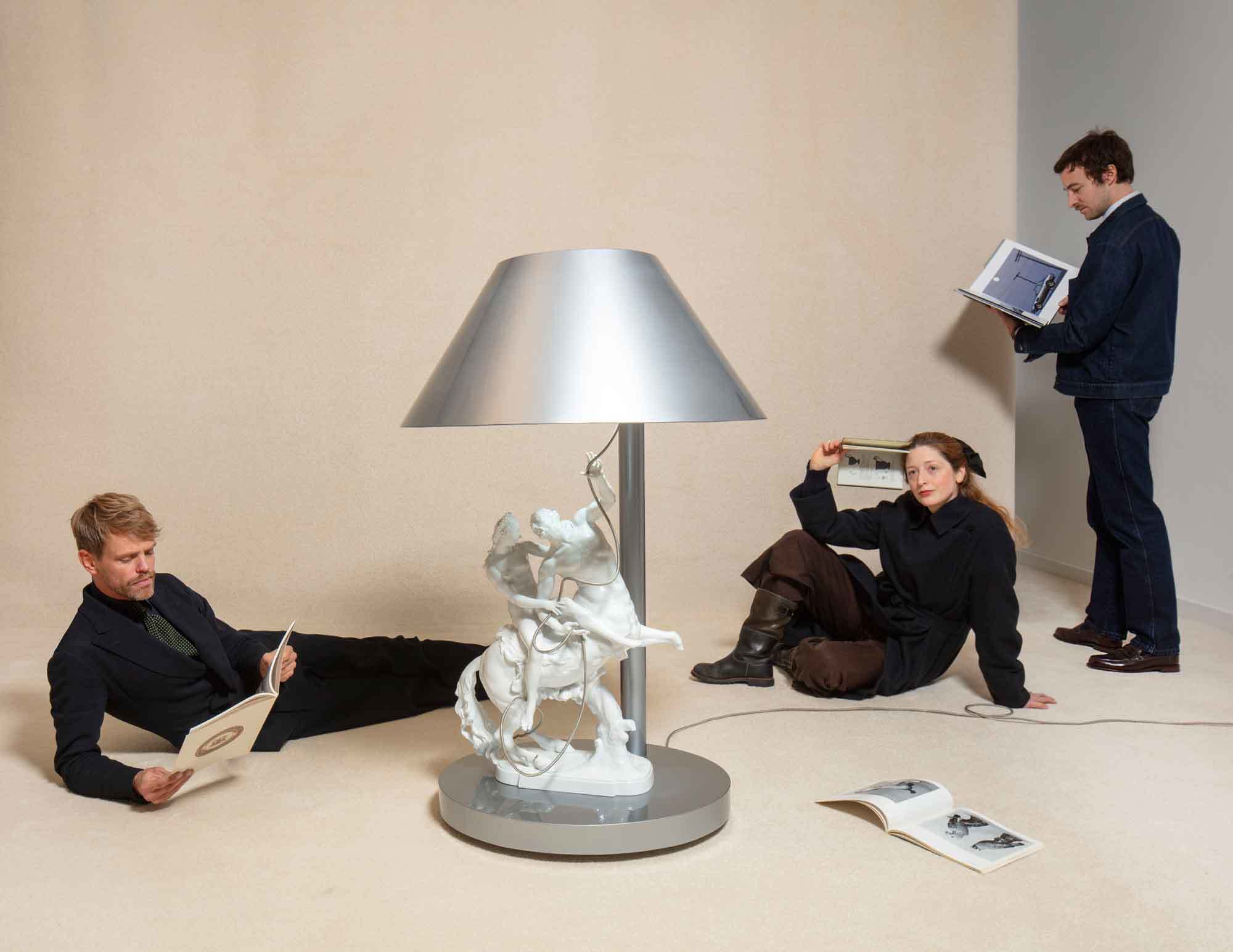 Sebastian Hoffmann, Stella von Senger und Cecil von Renner (v.l.n.r.) haben Tadan vor wenigen Jahren gegründet.Im Bild: Tadan x KPM, Horse Power, 2026