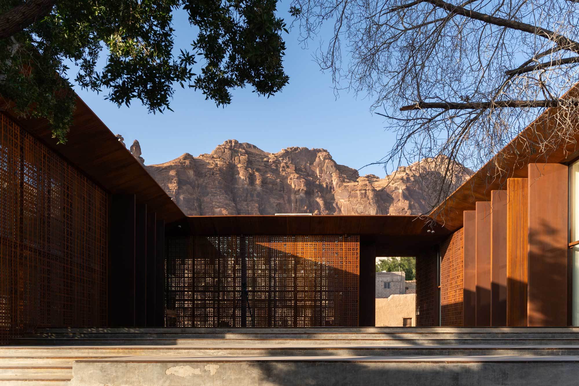 AUSSTELLUNG MATERIAL WITTNESS: CELEBRATING DESIGN FROM WITHINDer Design Space AlUla mit einer Fassade aus Cortenstahl ist ein Projekt des italienischen Architekturbüros Giò Forma Studio Associato.