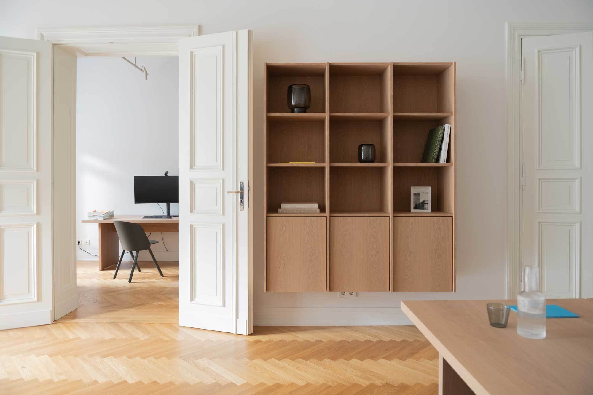 Das Berliner Büro Bonauer Produktgestaltung & Architektur hat am Charlottenburger Fasanenplatz einen Bestandsbau aus dem 19. Jahrhundert in ein modernes Office umgebaut. 