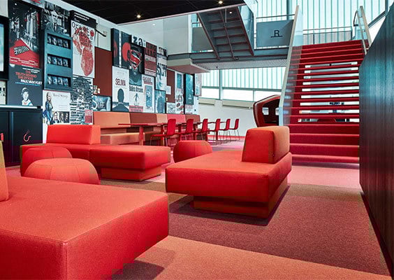 Teppiche in intensiven Rottönen prägen die Atmosphäre im Chassé Theater (Breda, Niederlande).