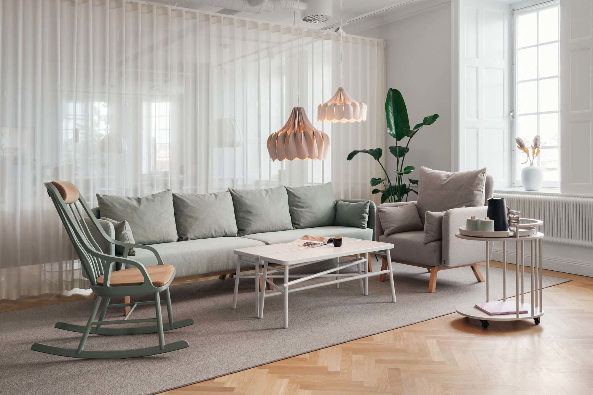 Die Möbelserie Dahlia wurde für den Einsatz in Pflege- und Gesundheitseinrichtungen entwickelt und verbindet wohnliche Gestaltung mit funktionalen Anforderungen.