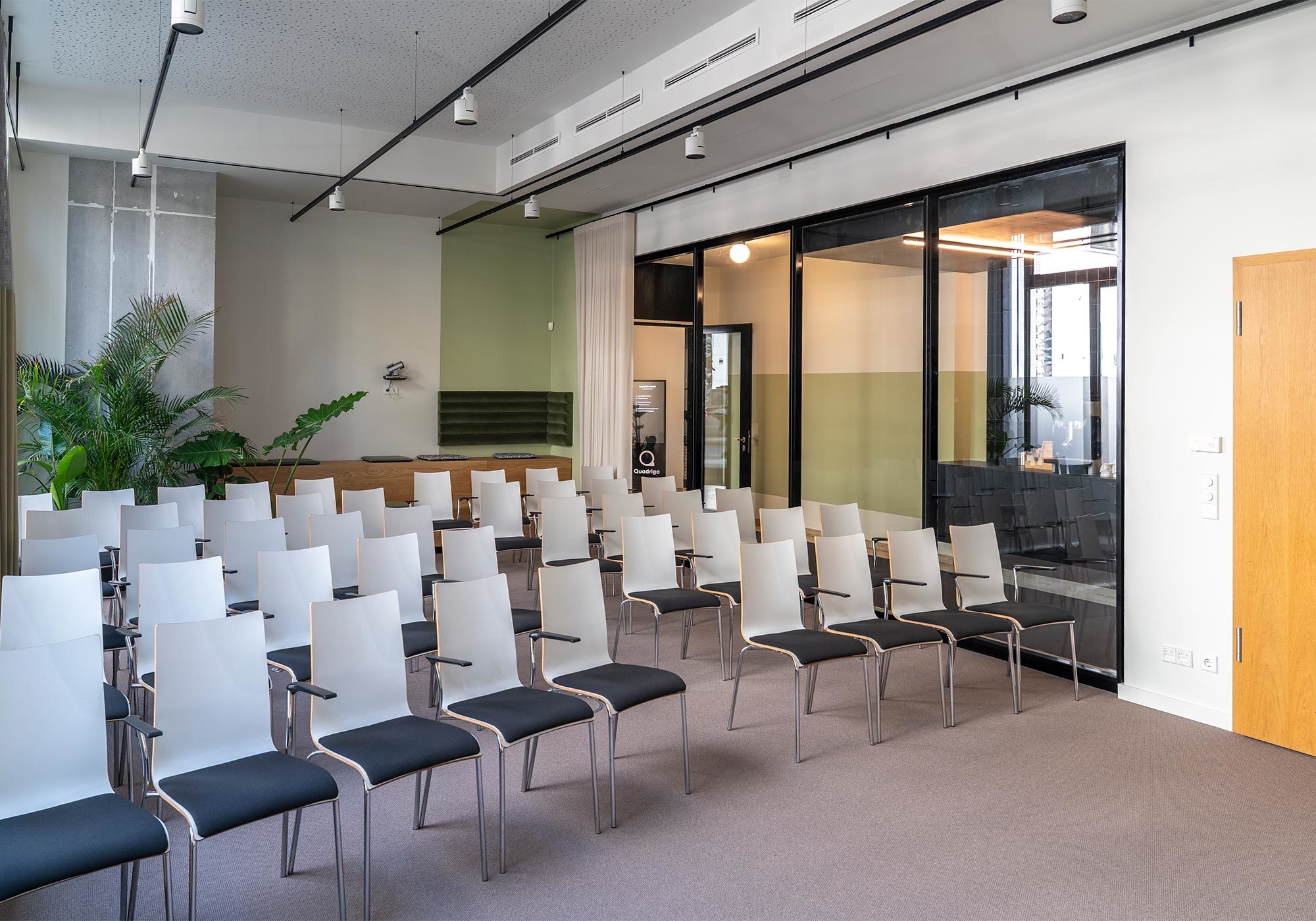 Von Concular Spaces und Büro Pankrath zirkulär gestaltete Bürofläche der Quadriga GmbH in Berlin.