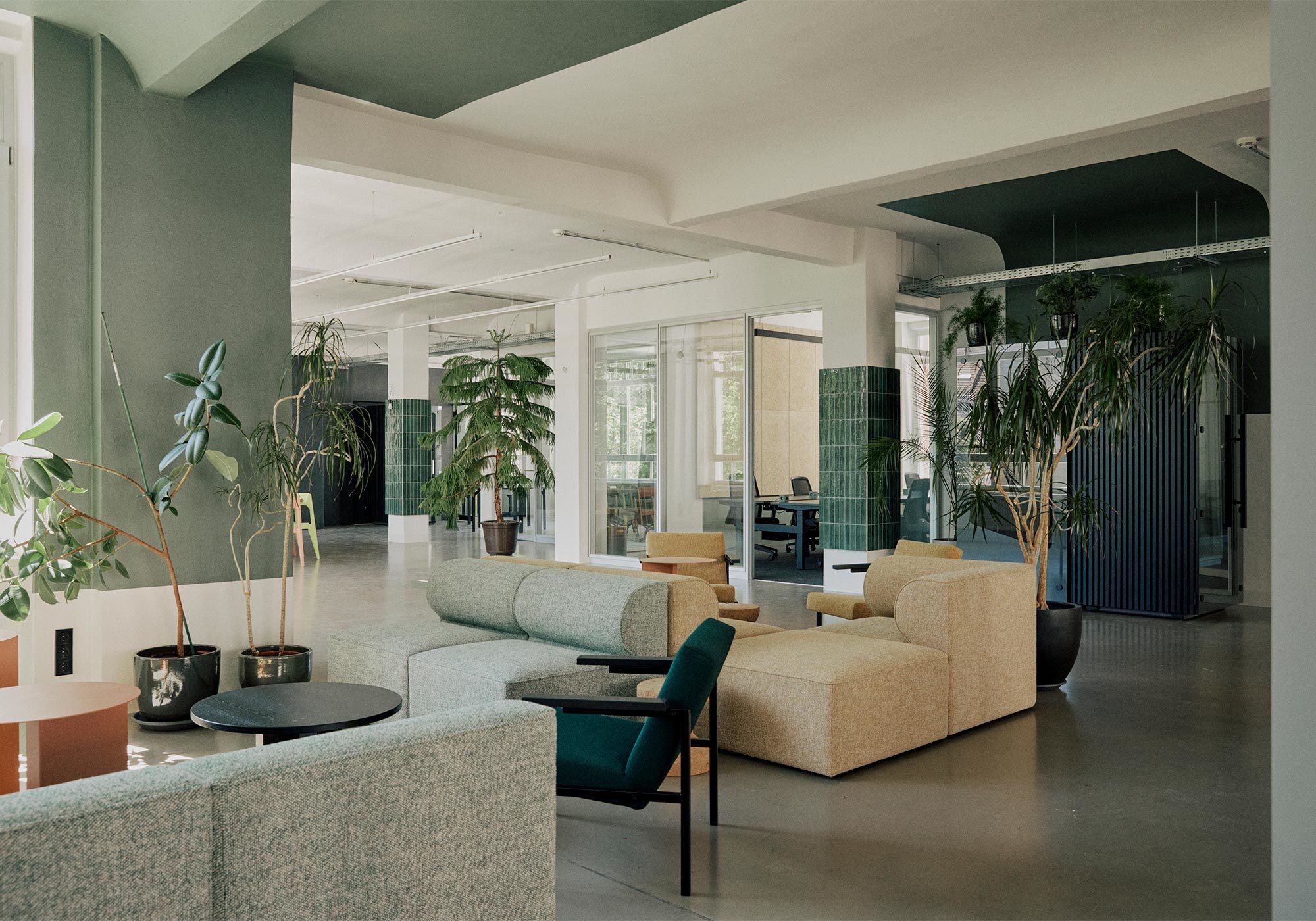 Zirkulär gestalteter Co-Workingspace von St. Oberholz in Berlin-Friedrichshain