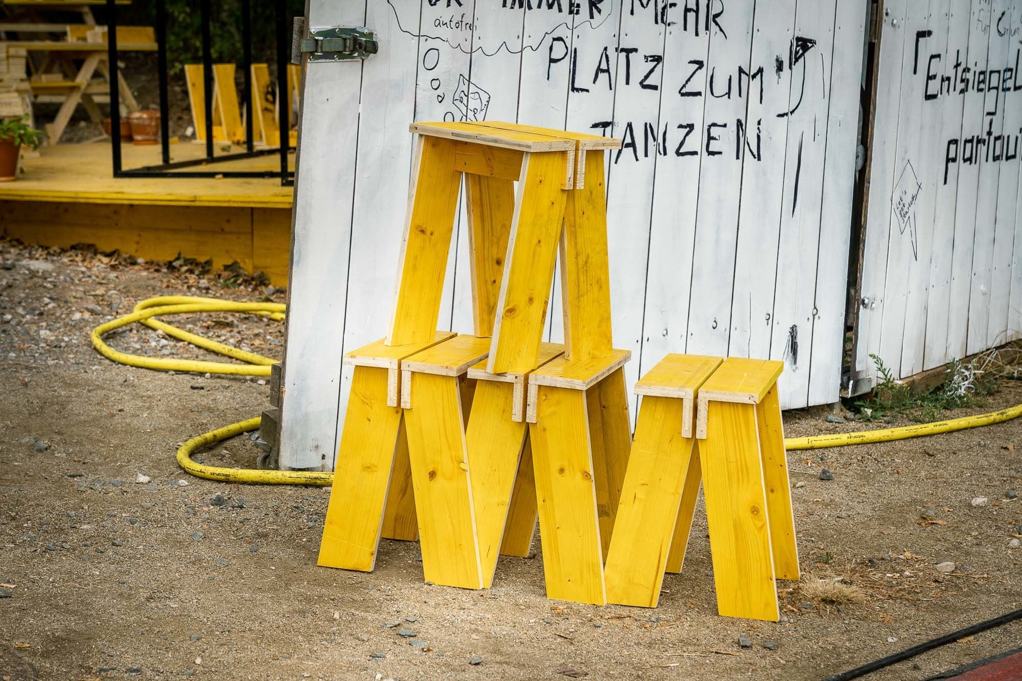 Bei Stool – Making Frankfurt von Jonathan Radetz entsteht ein partizipativer Möbelentwurf, der gemeinsam mit lokalen Akteur*innen als offene Designpraxis entwickelt wird.