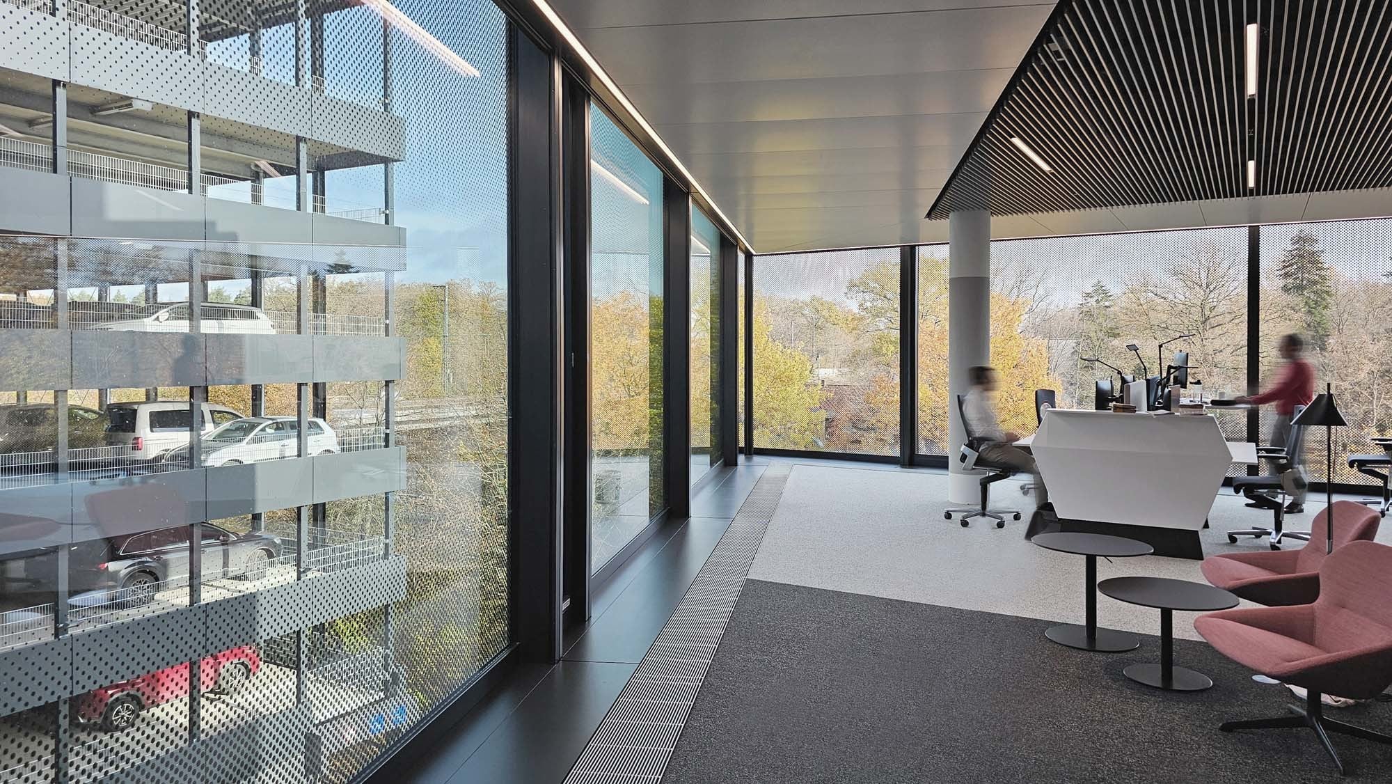 Arbeitsplätze mit Ausblick: In der Brücke verbindet sich konzentriertes Arbeiten mit Blick auf Parkhaus und Stadtwald.