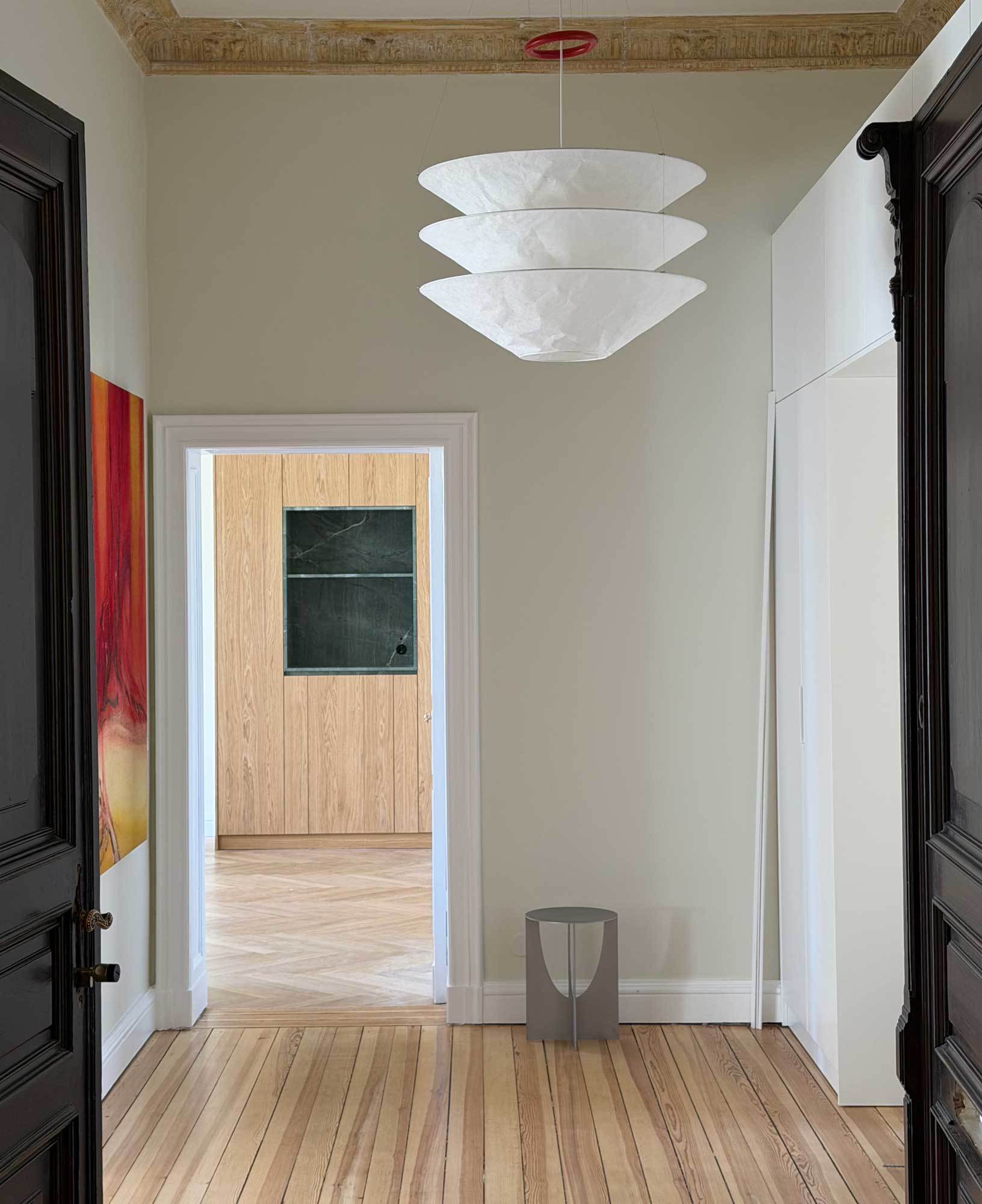 Für den finnischen Kunstsammler Timo Miettinen hat Sven Durst eine Wohnung in einem Charlottenburger Altbau gestaltet, die auch als Exhibition Space für die Miettinen Collection genutzt wird. Im Bild: Blick in den Eingangsbereich
