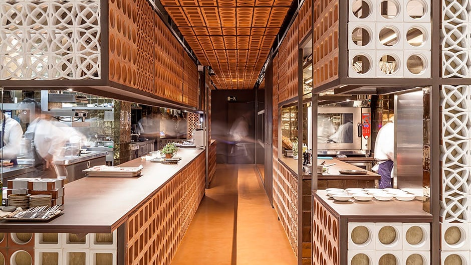<span>Das Restaurant <i>Disfrutar (</i>zu deutsch: genießen) entführt auf eine Entdeckungsreise durch drei verschiedene Räume und Stimmungswelten – verbunden durch die warme, atmosphärische Wirkung lasierter und unbehandelter Tonziegel.</span> Das Restaurant Disfrutar (zu deutsch: genießen) entführt auf eine Entdeckungsreise durch drei verschiedene Räume und Stimmungswelten – verbunden durch die warme, atmosphärische Wirkung lasierter und unbehandelter Tonziegel.