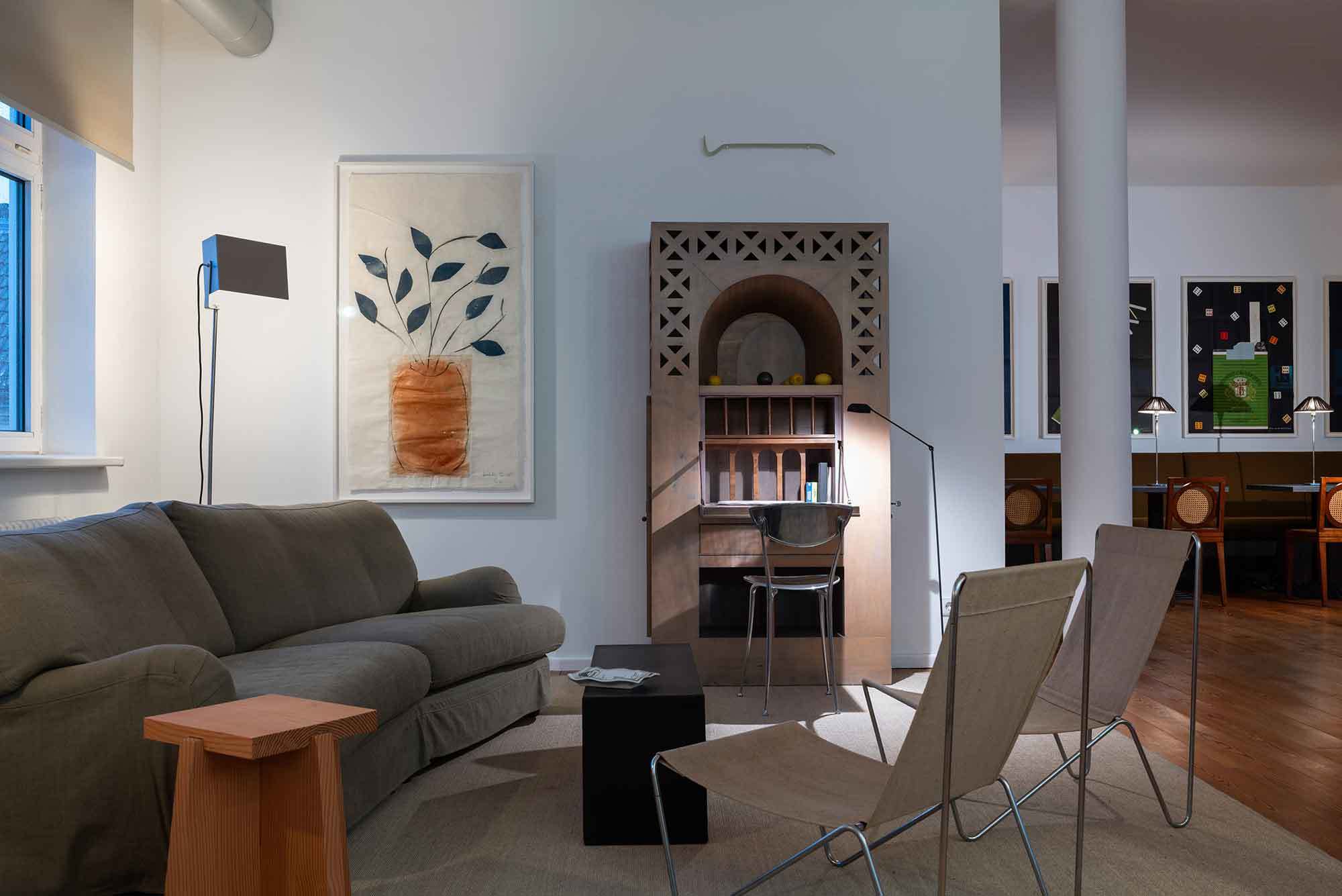 Partywohnung in Berlin, 2025Werke von Isabella Ducrot, Constantin Hartenstein, Herbert LeupinMöbel von Tadan, LOES.BETA.GMBH, Frederik Fialin, Luca Scacchetti und Verner Panton 