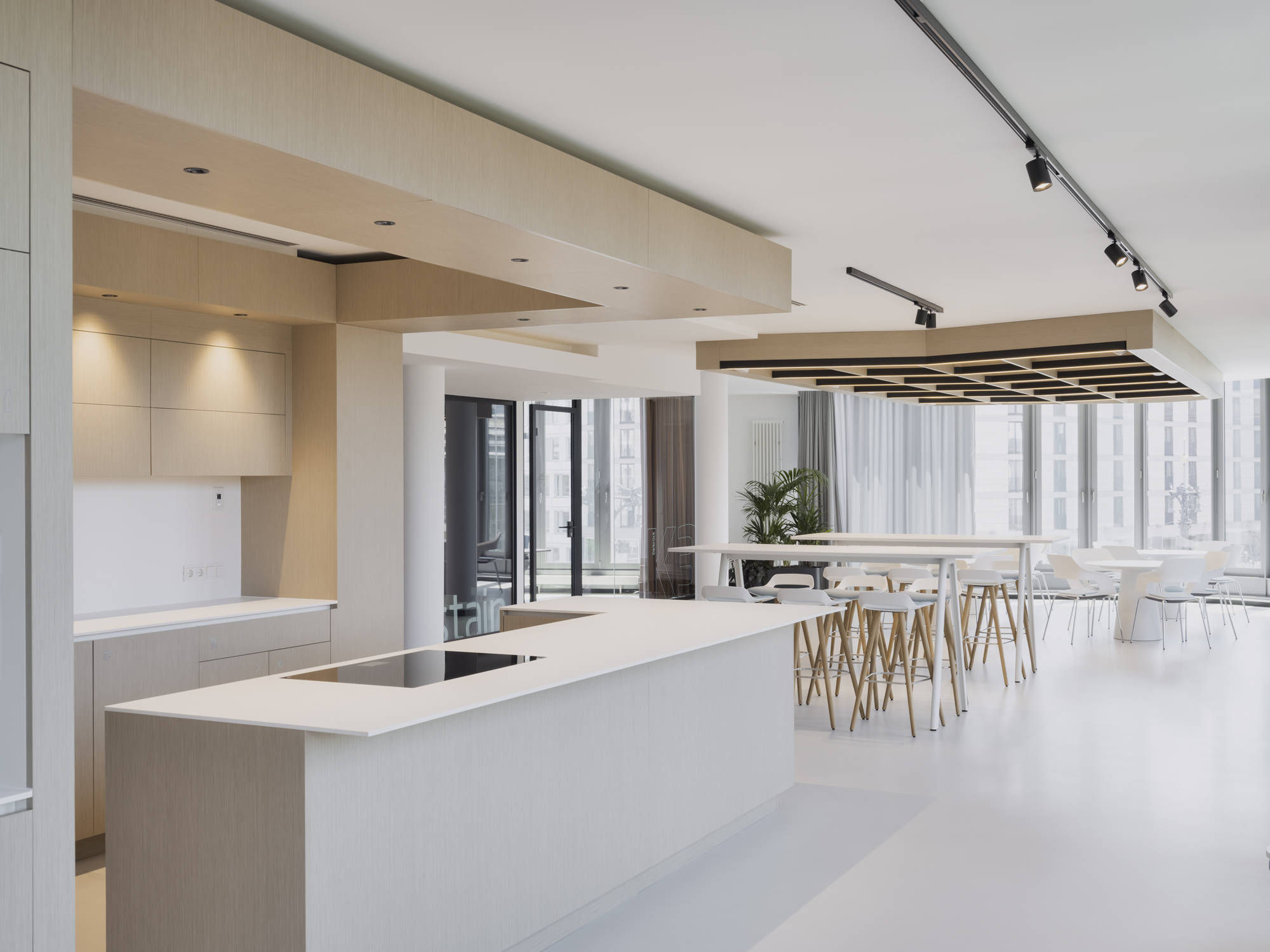 Die offene Küche erweitert das Bistro um einen funktionalen Treffpunkt, an dem sich Mitarbeitende informell begegnen können. 