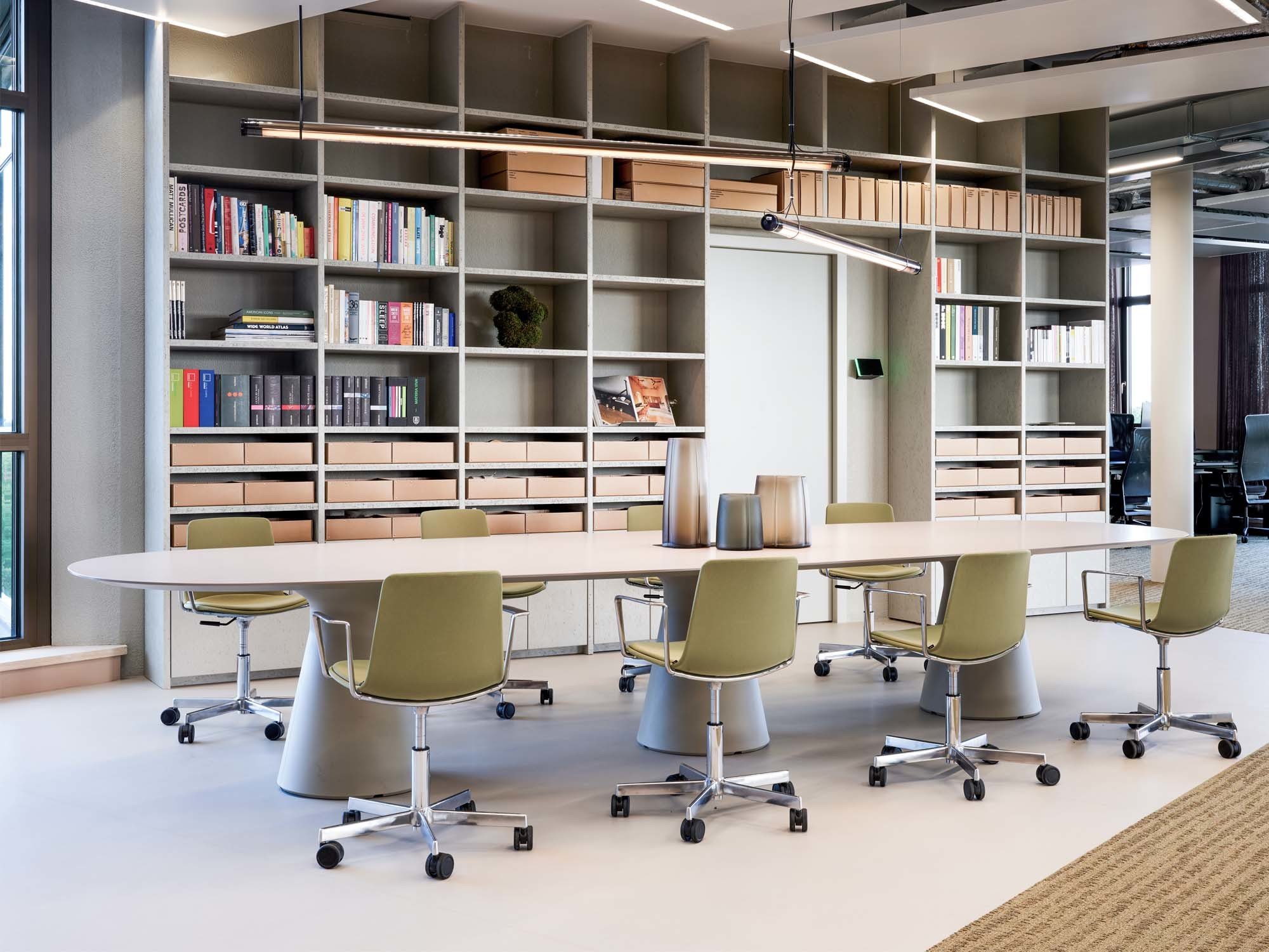 Das Creative Studio bildet den kreativen Kern des Headquarters und wird von einem großen Workshop-Tisch geprägt. Rotierende Pinboards ermöglichen spontane Arbeitsprozesse.