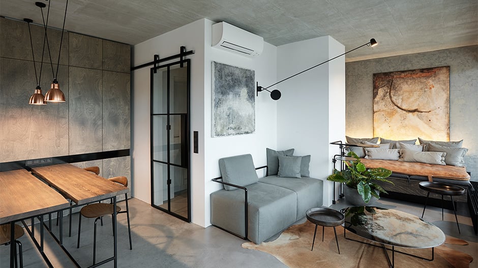 Bei dieser Wohnung in der tschechischen Hauptstadt war der Neubaucharakter unerwünscht, weshalb ihn Dagmar Štěpánová vom Prager Studio Formafatal kurzerhand verbannt hat. Bei dieser Wohnung in der tschechischen Hauptstadt war der Neubaucharakter unerwünscht, weshalb ihn Dagmar Štěpánová vom Prager Studio Formafatal kurzerhand verbannt hat.