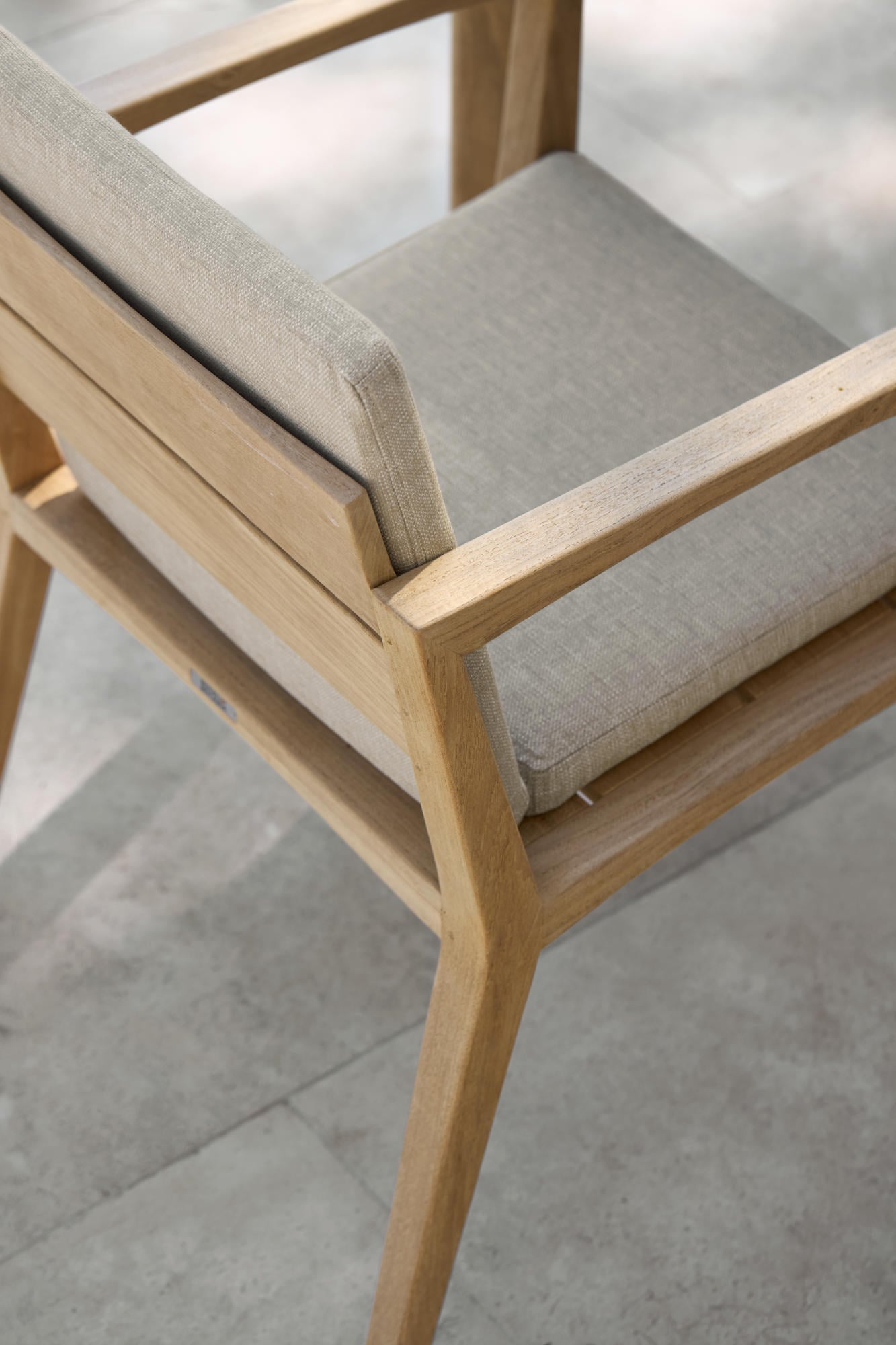 Die fein ausgearbeiteten Holzverbindungen unterstreichen den handwerklichen Anspruch des Zenhit Dining Chairs.