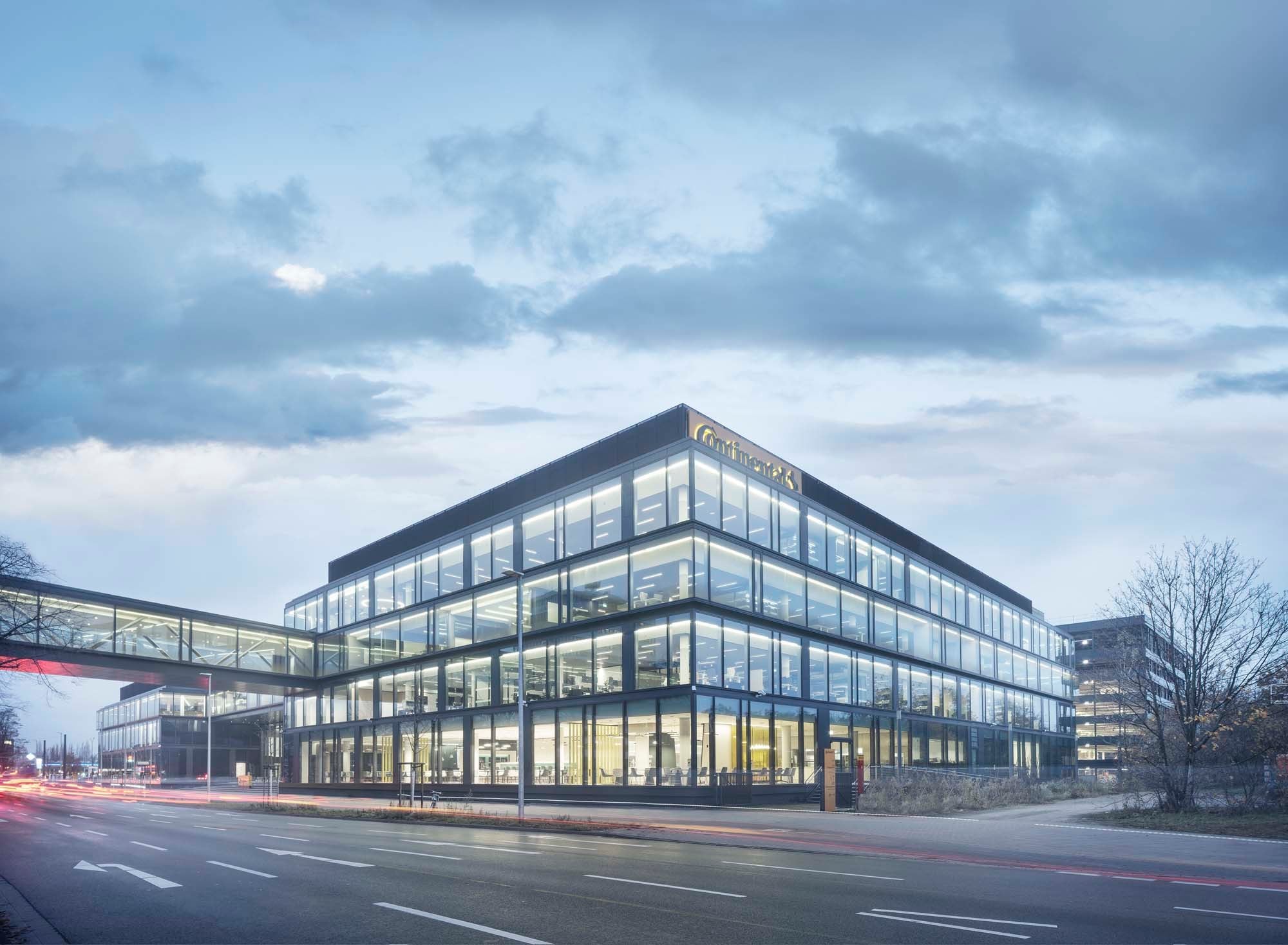 Das neue Continental-Headquarter von HENN in Hannover verbindet offene Arbeitswelten mit klarer architektonischer Struktur.