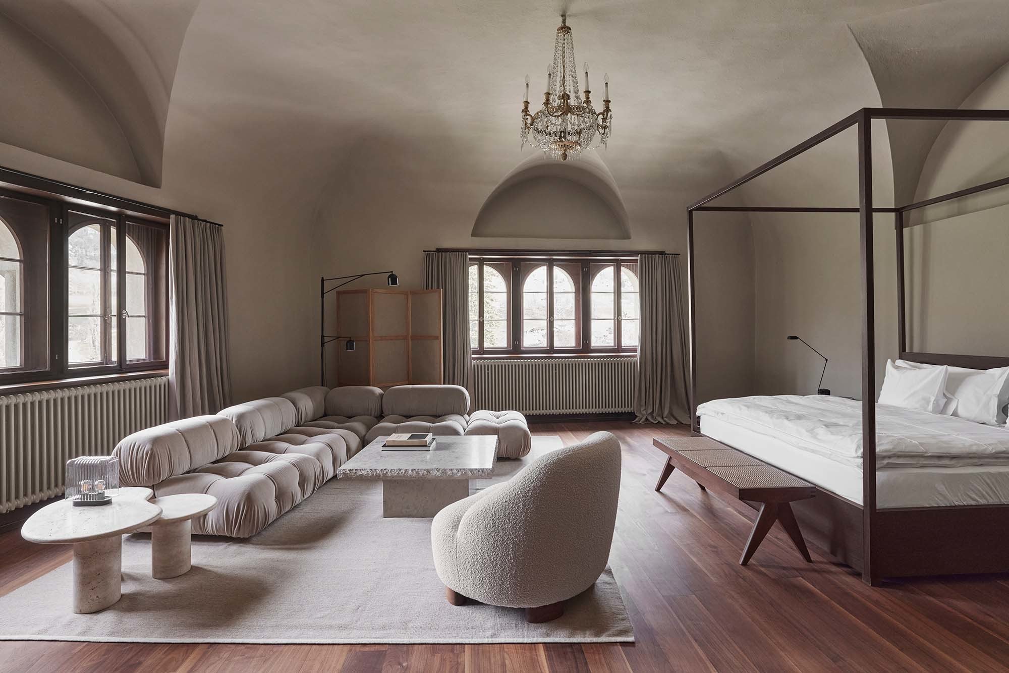 Das alte Gewölbe und die neuen, hellen Möbel verleihen der Luft Suite Weite und Wärme.