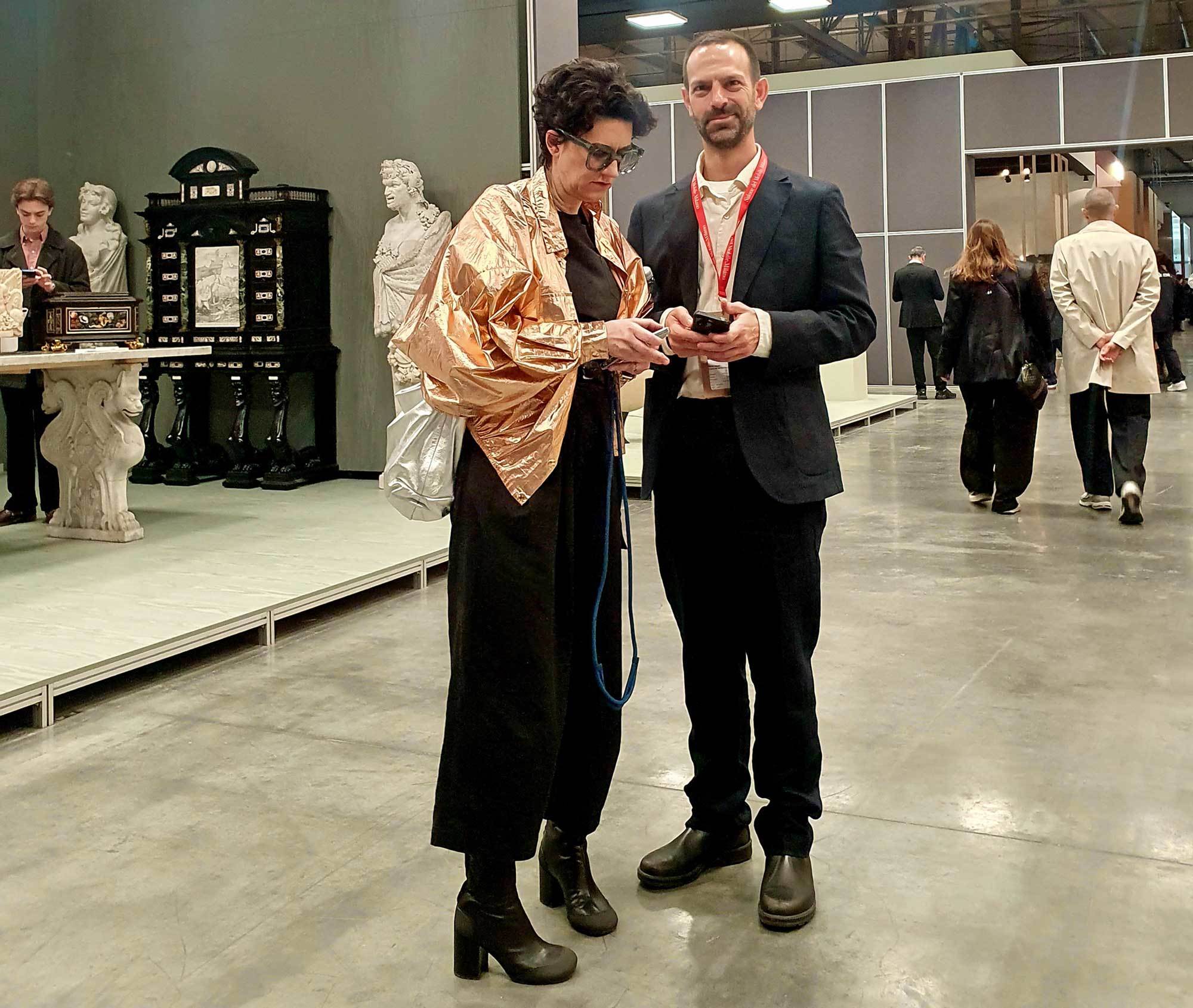 Die Ruhe vor dem Sturm: die Kuratorin Annalisa Rosso zusammen mit Mattia Tebasti kurz vor Eröffnung des Salone Raritas