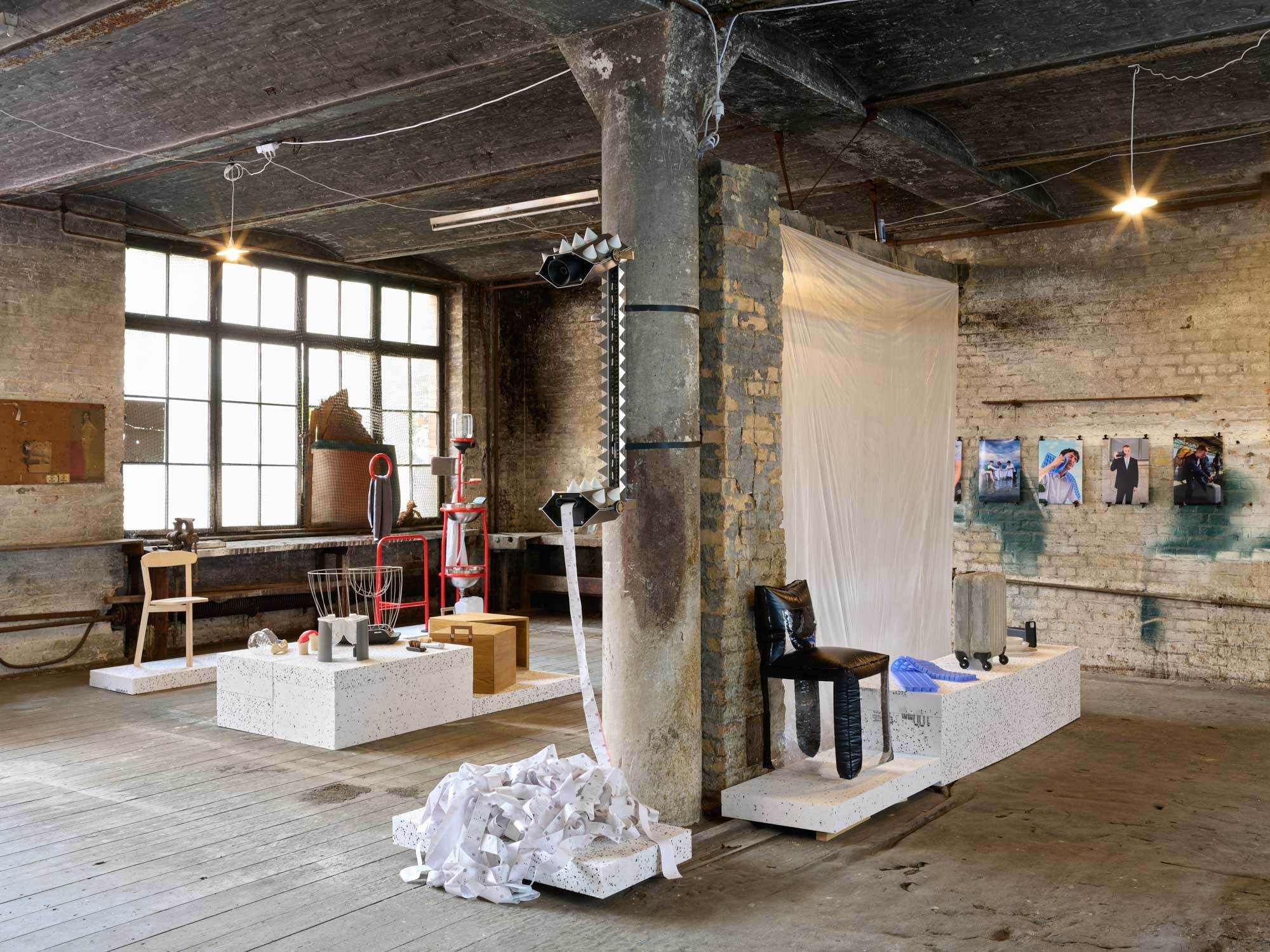 PROTAGONIST*INNEN DER BERLINER DESIGNSZENE, PROJEKTE, ORTE & OBJEKTE Letzte Woche fand an verschiedenen Orten der Stadt das neue Designfestival Currents statt. Einer der schönsten Orte war die leerstehende Jalousiefabrik in Kreuzberg mit verschiedenen Designer*innen und Brands. Im Bild: Ausstellung Find Attached