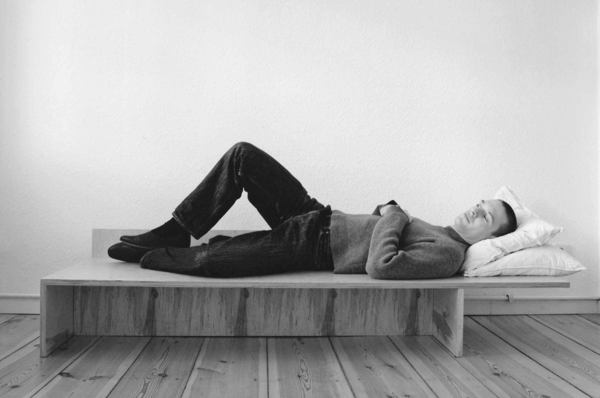 Der Designer auf seinem Daybed liegend.