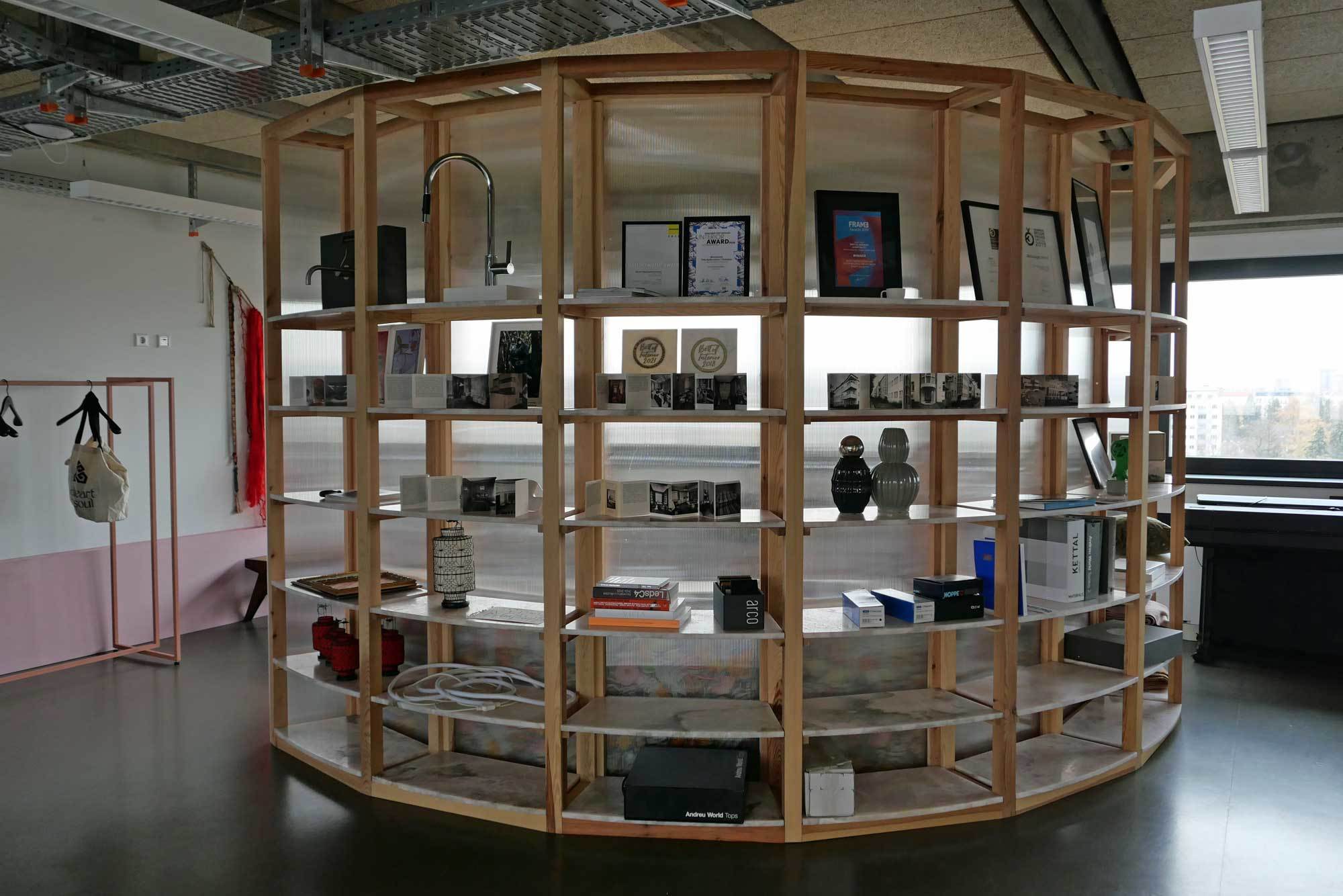 Raumelement Wohnzimmer für ein berufstätiges Ehepaar im neuen Studio in Berlin-Mitte