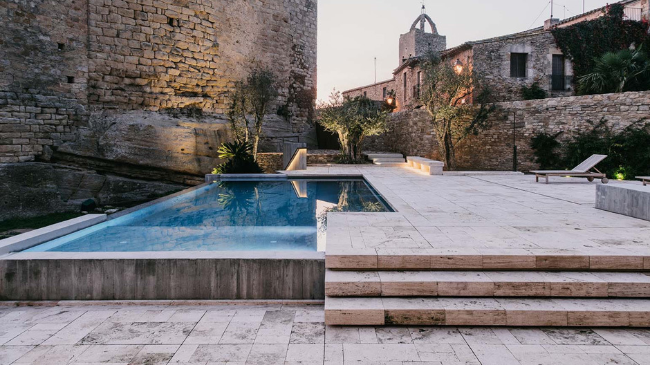In einem mittelalterlichen Kastell bei Girona platzierte das spanische Architekturbüro Mesura eine mäandernde Landschaft aus Stein. In einem mittelalterlichen Kastell bei Girona platzierte das spanische Architekturbüro Mesura eine mäandernde Landschaft aus Stein.