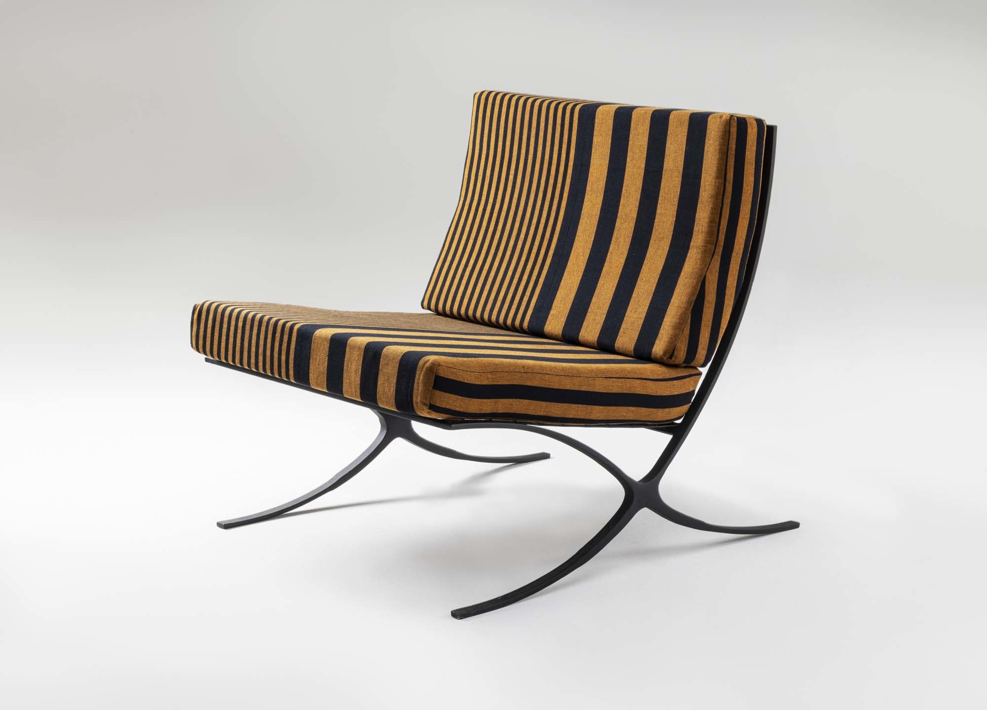 Lounge Chair, Rahmen aus geschweißtem Rundeisen und Drahtgeflecht, bezogen mit dem Barefoot-Stoff „Jak and Ebony“ von Barbara Sansoni, um 1957. Foto: Andreas Sütterlin, 2026