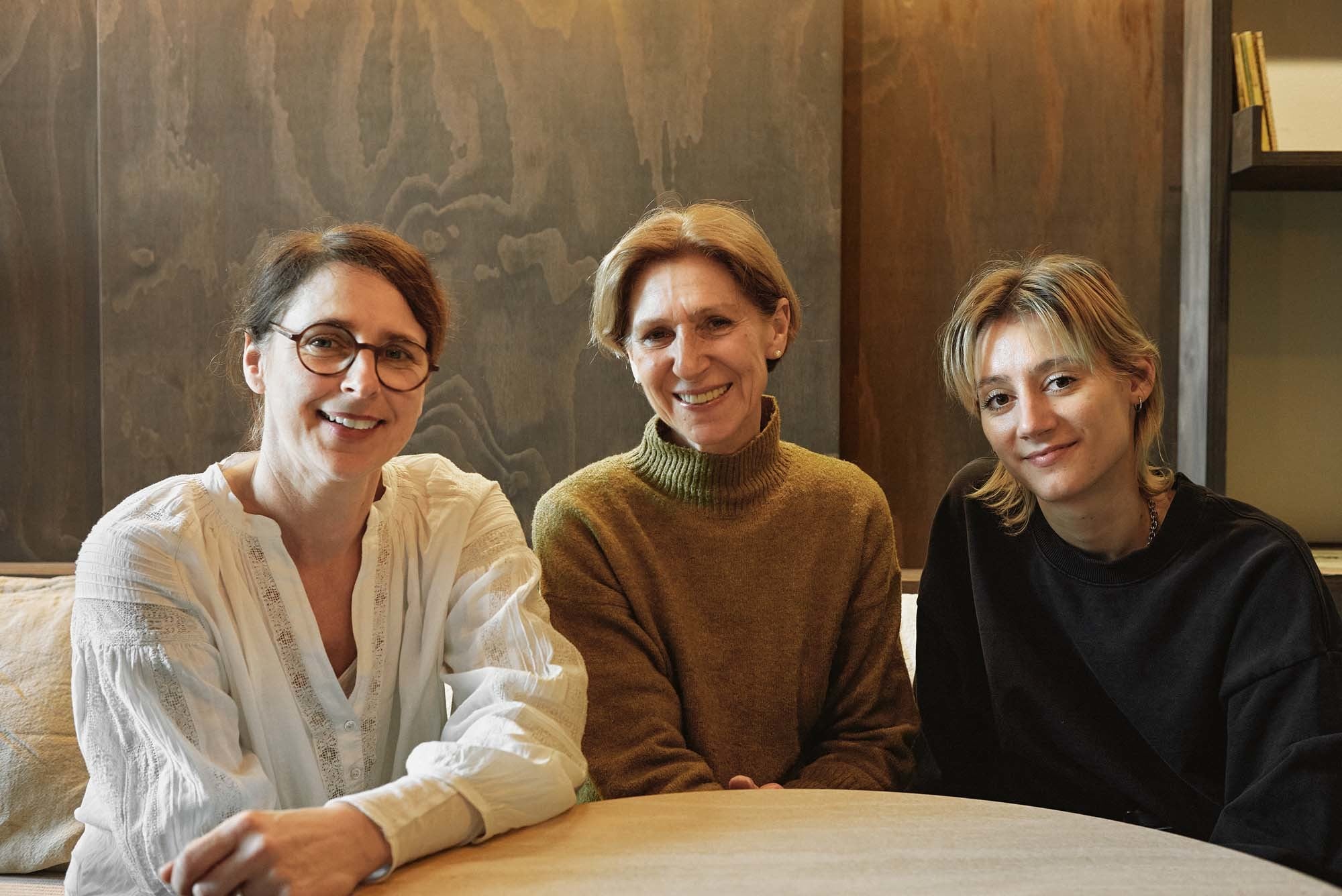 Innenarchitektin Heike Witzgall-Spörl mit den Betreiberinnen Lena und Daniela Haslberger (v.l.n.r)