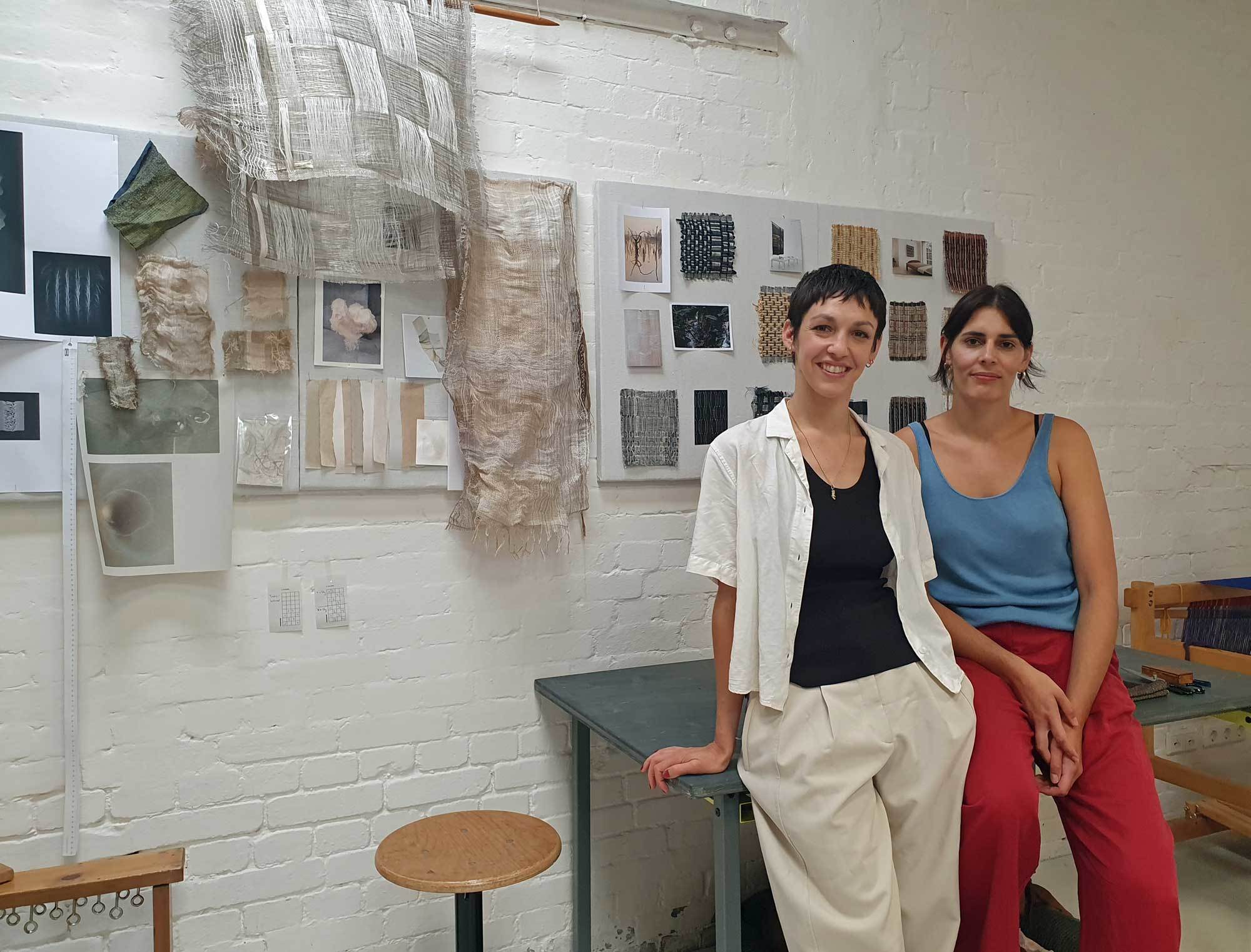 Miriam Rose Gronwald (li.) und Julia Buntzel haben Studio Jumi vor einigen Jahren gegründet und arbeiten an kunstvollen Entwürfen, die sie selbst fertigen.