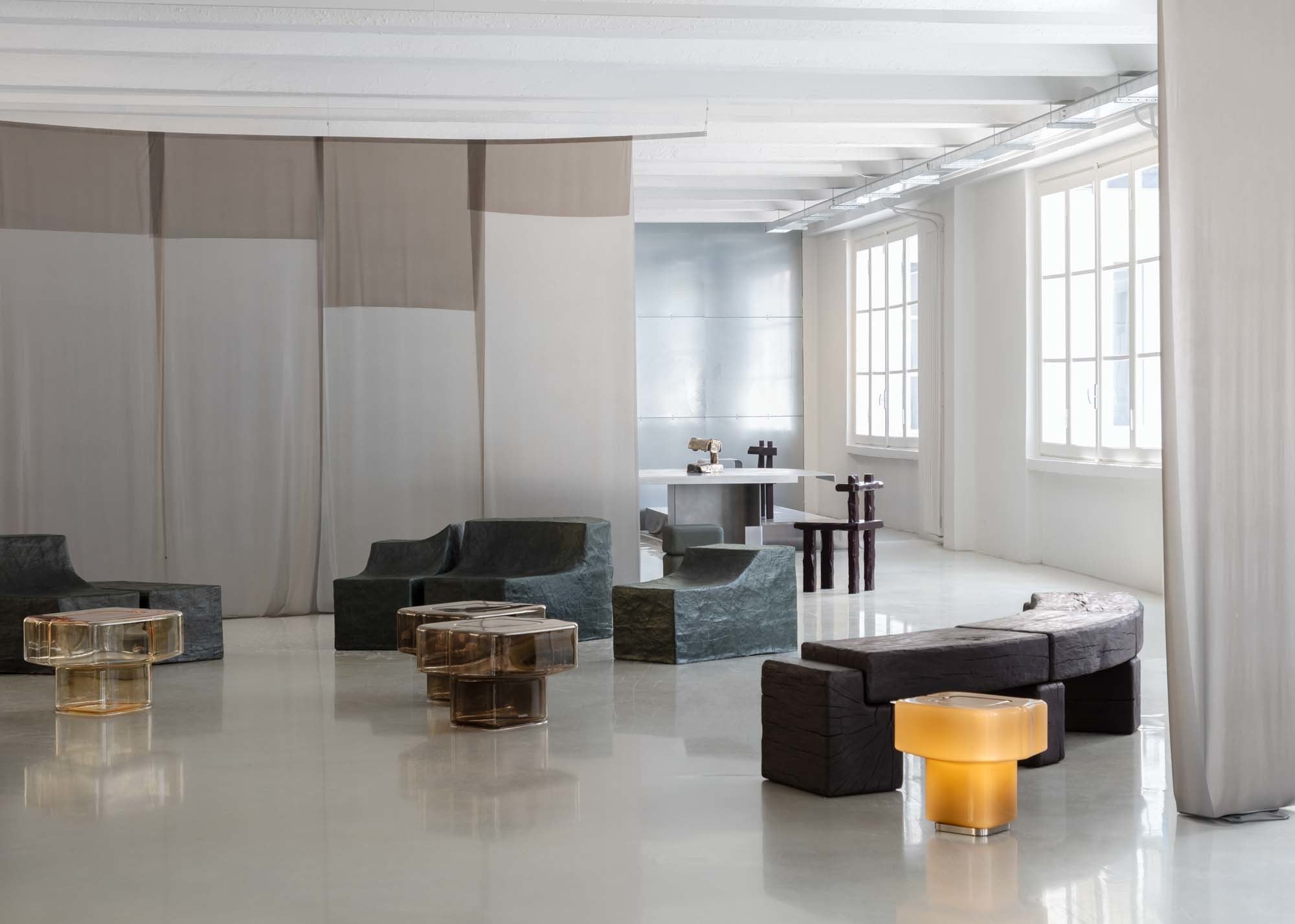 Grob und fein, dunkel und transparent: „Fluid Re-Collection" bei 10 Corso Como zeigte Linde Freya Tangelders handgefertigte Limiteditions im Dialog mit ihren Serienprodukten für Cassina.