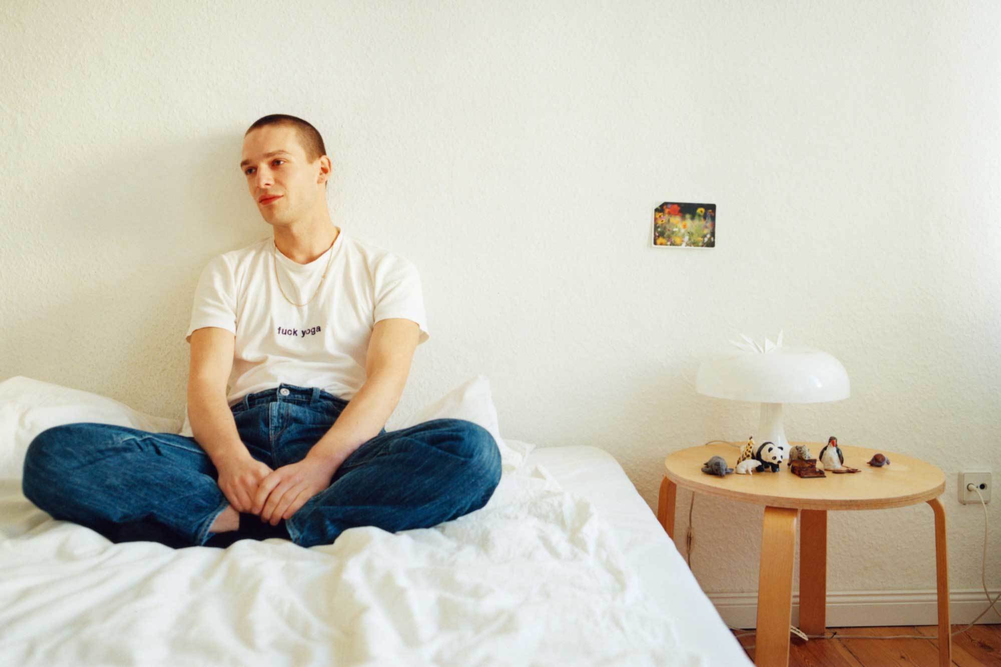 Sven Durst ist 29 Jahre alt und ziemlich kreativ. Er arbeitet als Produkt- und Interiordesigner, verlegt das Magazin 3 Objects und ist gelegentlich auch als Model unterwegs.
