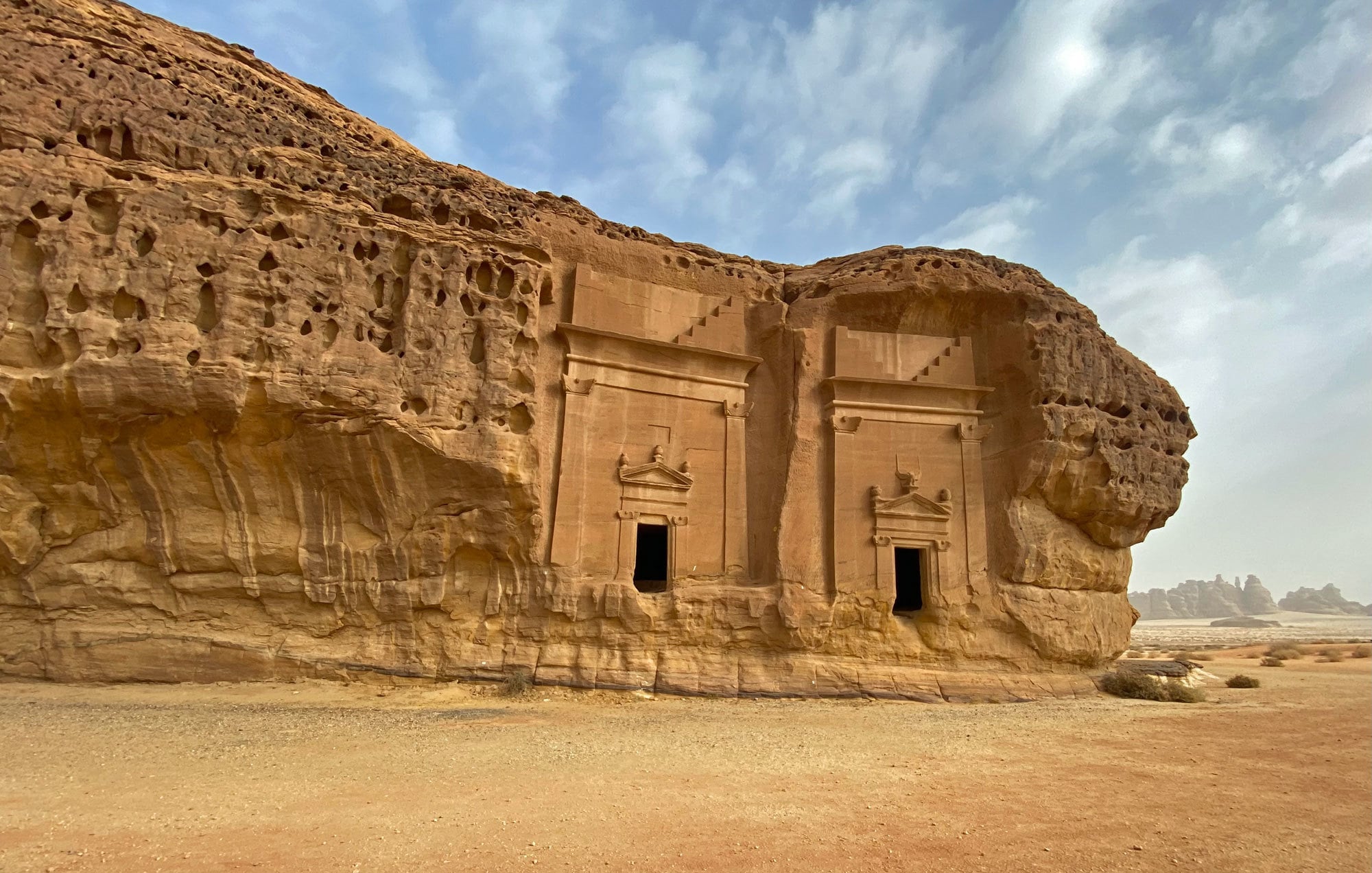 Humberto Campana beschreibt im Interview das diffuse Licht, das an seinem Besuchstag im saudi-arabischen Hegra herrschte und das er mit der Kamera festhielt.