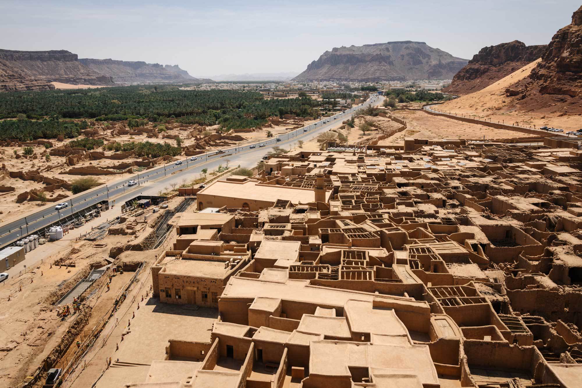 ALTSTADT VON ALULABlick auf das Ensemble mit Lehmhäusern, im Hintergrund das Hotel Dar Tandora