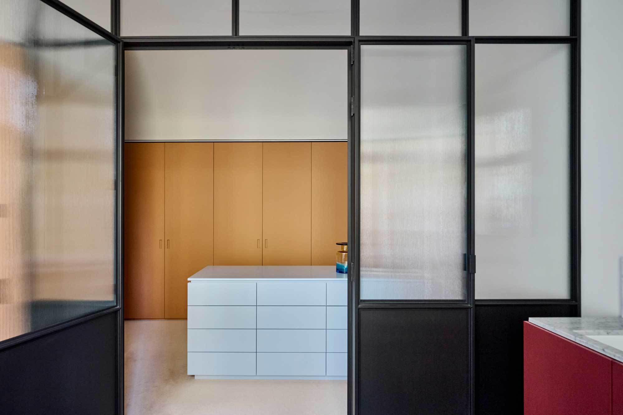 Batek Architekten haben in Berlin eine 170 Quadratmeter große Altbauwohnung samt Berliner Zimmer umgebaut. Im Bild: Ankleidezimmer mit angrenzendem Master Bathroom.
