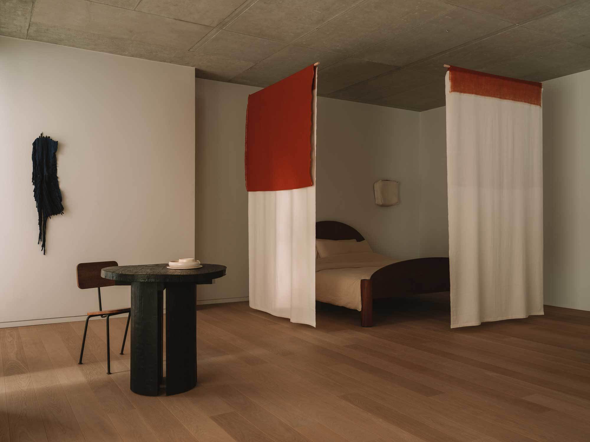PROTAGONIST*INNEN DER BERLINER DESIGNSZENE, PROJEKTE, ORTE & OBJEKTE Maj van der Lindens Galerie ist ein Sammelbecken für handwerk-affines Collectible Design, hier eine von zwei Ausstellungen während Currents