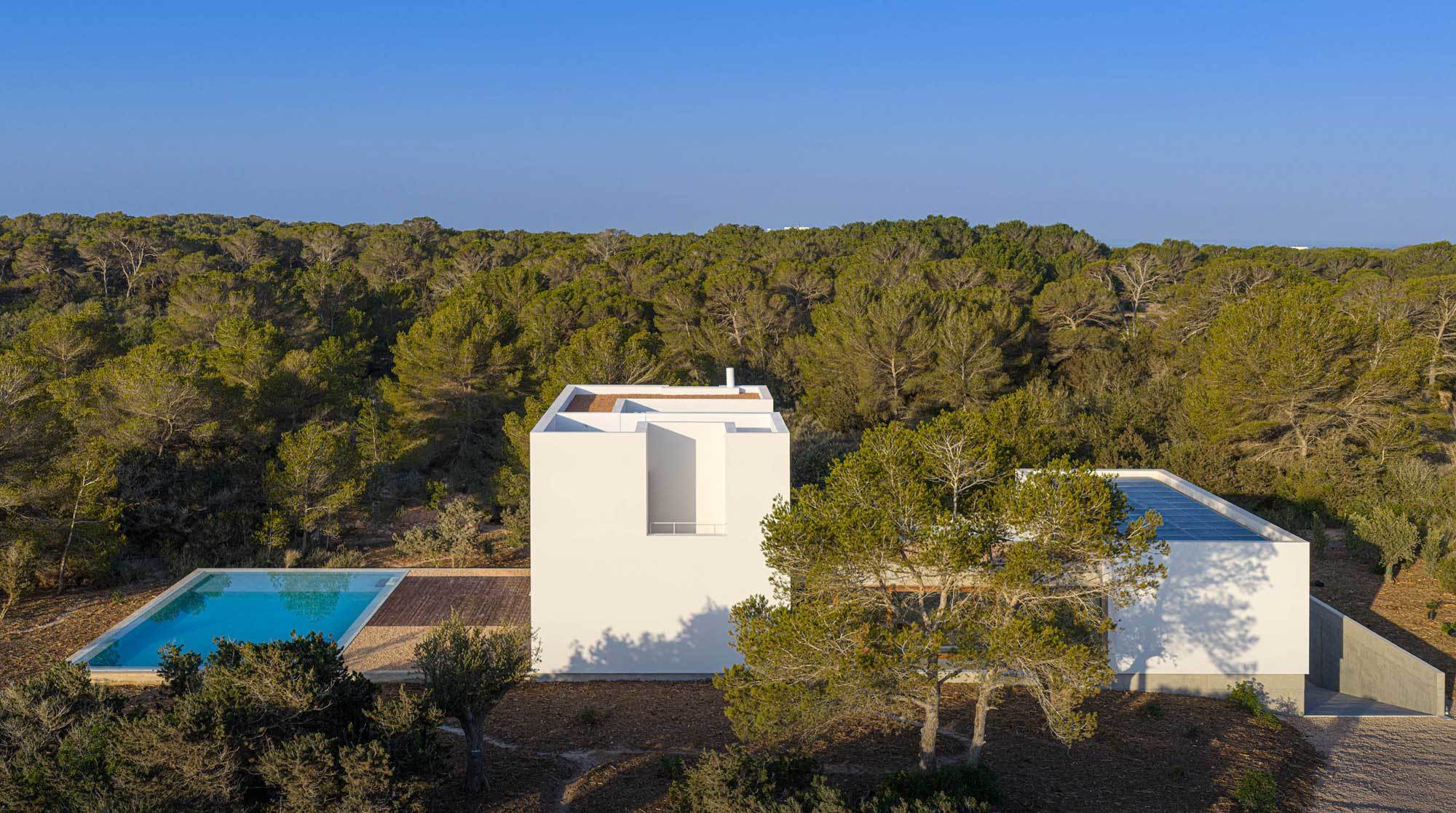 Die rund 300 Quadratmeter große Villa Ses Clotades liegt mit unverbautem Meerblick auf der Baleareninsel Formentera.
