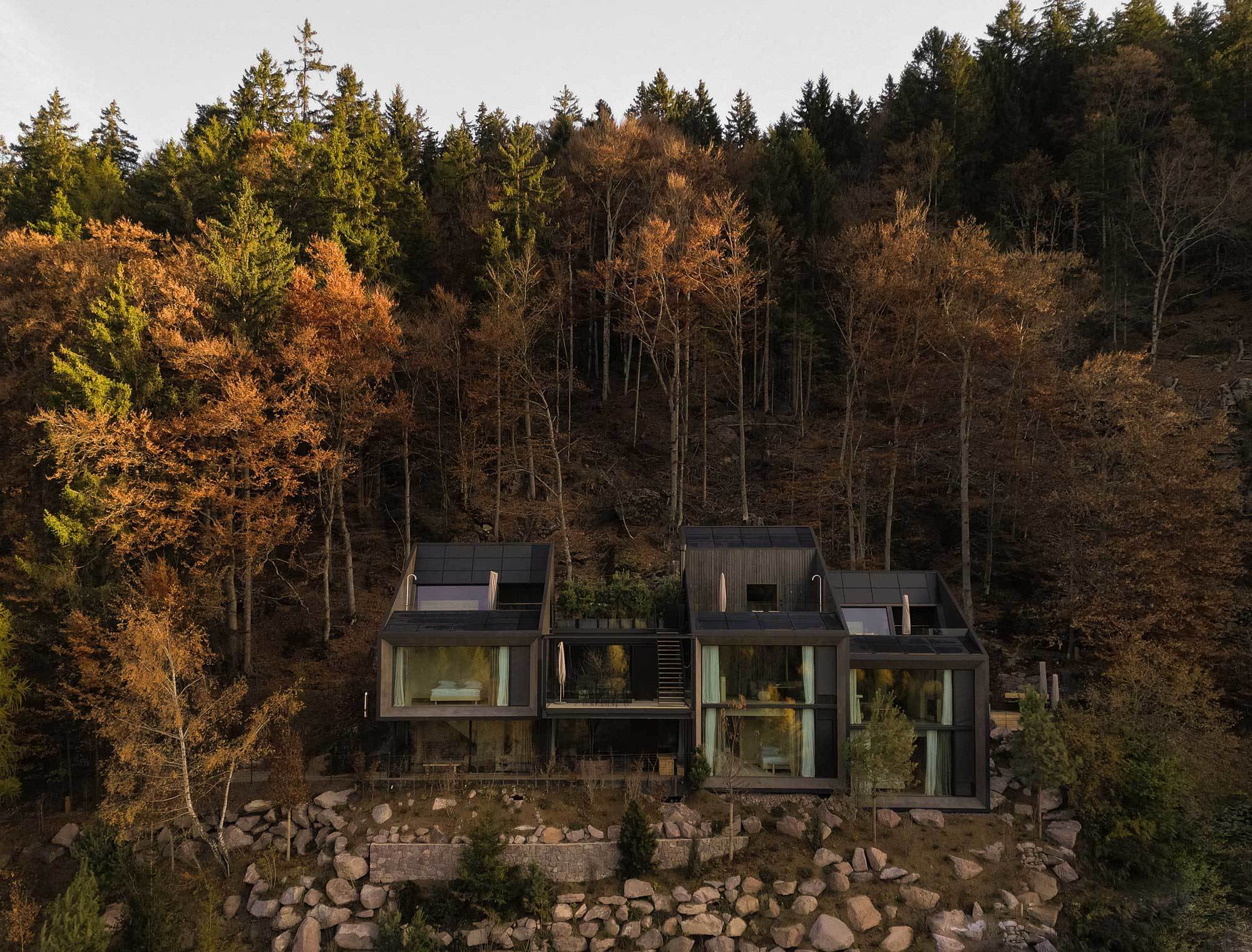 Im letzten Jahr wurden die von Harry Thaler entworfenen Monti Houses in St. Kathrein eröffnet, die in Zusammenarbeit mit Tara Architects (Bauleitung) entstanden sind.