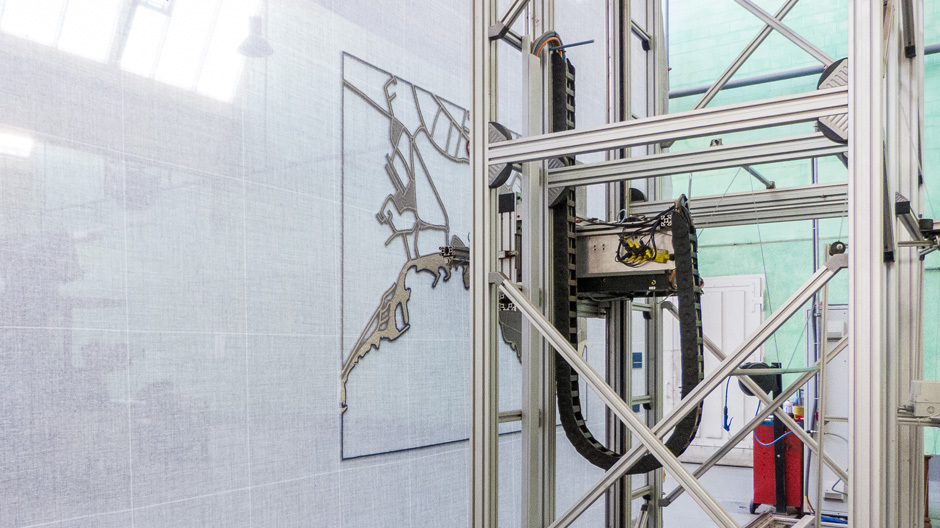 Der Tuft-Roboter bei der Arbeit in der Werkshalle der Schweizer Teppichmanufaktur Ruckstuhl in Langenthal. Foto: Julie Bernard Der Tuft-Roboter bei der Arbeit in der Werkshalle der Schweizer Teppichmanufaktur Ruckstuhl in Langenthal. Foto: Julie Bernard