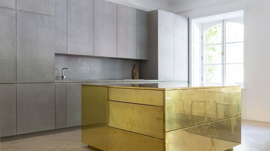 Luxus mit diskretem Charme: Richard Lindvall übte sich in Zurückhaltung beim Umbau dieser 220-Quadratmeter-Altbauwohnung in Stockholm. Luxus mit diskretem Charme: Richard Lindvall übte sich in Zurückhaltung beim Umbau dieser 220-Quadratmeter-Altbauwohnung in Stockholm.