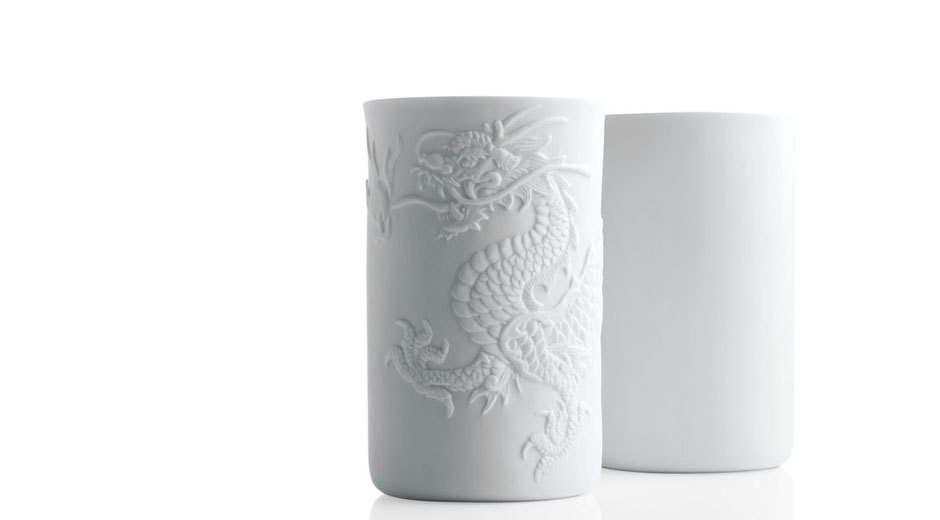 Chinesisch inspirierte Reliefs mit Drachen, Pferden und Schlangen zieren die doppelwandigen, feinen Porzellanbecher von Fürstenberg.
