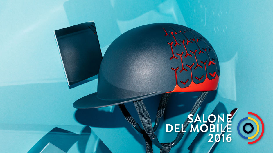 Versprechen auf die Zukunft: Stuttgarter Studierende zeigen ihre Prototypen rund ums Rad zum <i>Salone del Mobile</i> 2016 nächste Woche in Mailand. Hier der Helm <i>12.1-BL</i> von Baoyi Li, für den die Basecap Pate stand. Das heißt, er kann auch umgekehrt getragen werden. Versprechen auf die Zukunft: Stuttgarter Studierende zeigen ihre Prototypen rund ums Rad zum Salone del Mobile 2016 nächste Woche in Mailand. Hier der Helm 12.1-BL von Baoyi Li, für den die Basecap Pate stand. Das heißt, er kann auch umgekehrt getragen werden.