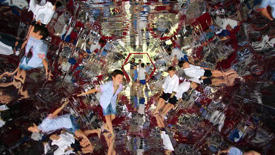 Verspiegelte Wände sorgen in dem Kaleidoskop-Tunnel für optische Täuschungen. Verspiegelte Wände sorgen in dem Kaleidoskop-Tunnel für optische Täuschungen.