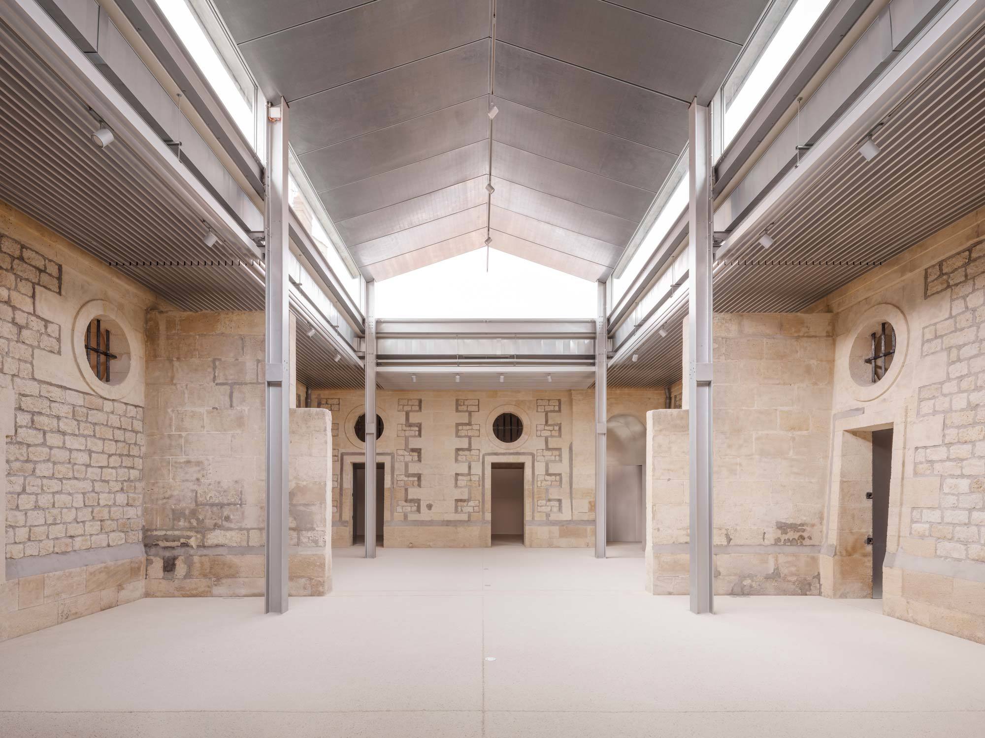 Die Eröffnungsausstellung Pauline Deltour, une apparente simplicité markiert die Wiedereröffnung des nach umfassender Renovierung modernisierten MADD Bordeaux.