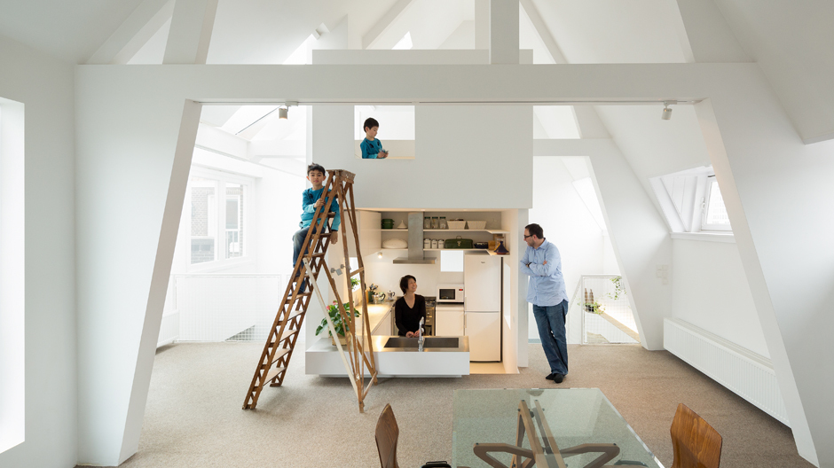Die Familie in ihrem neuen Wohn-Essbereich Die Familie in ihrem neuen Wohn-Essbereich