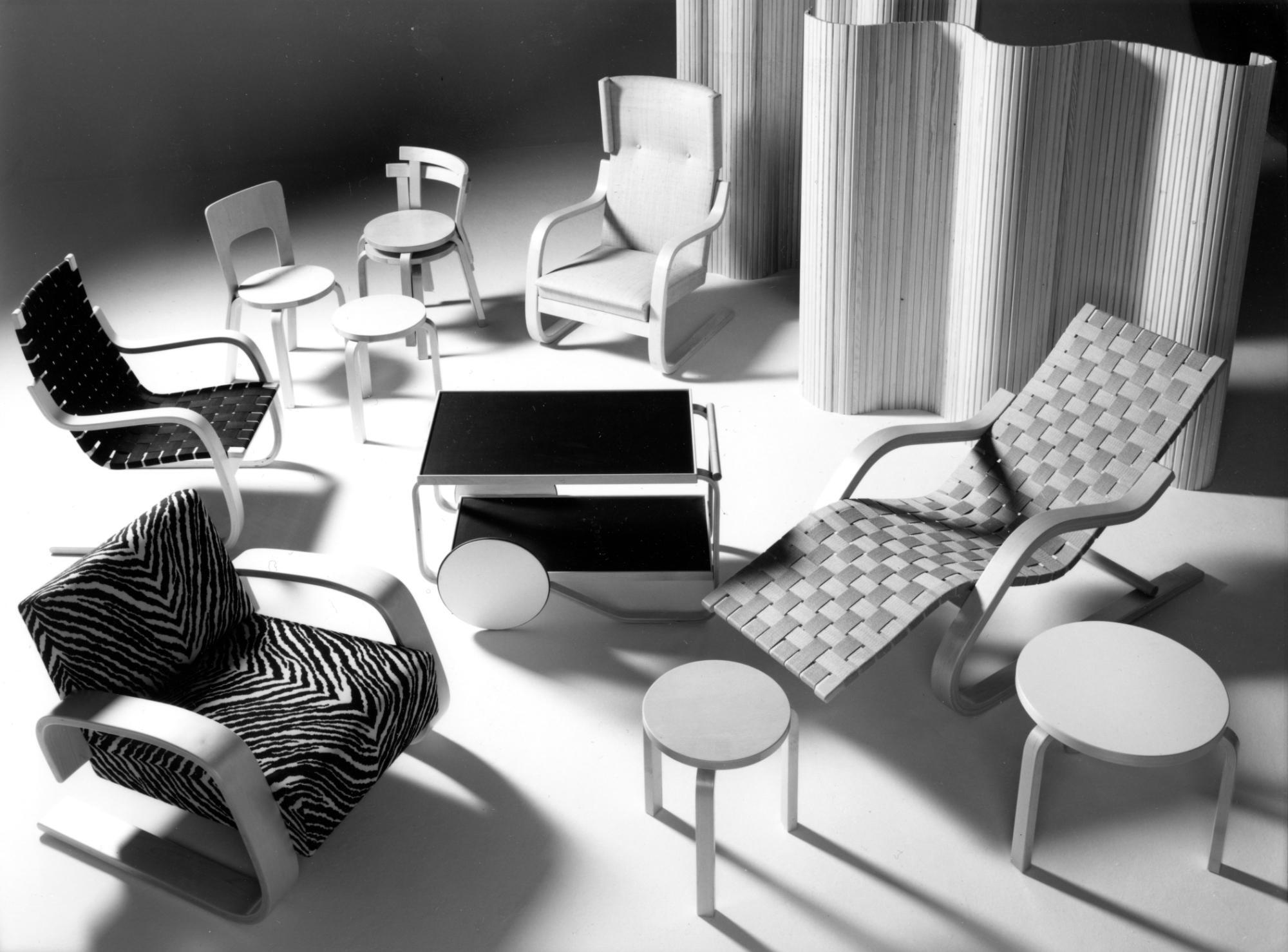 Eine Auswahl früher Möbelentwürfe von Alvar Aalto. Im Vordergrund der Sessel 400 mit Zebrapolsterung.